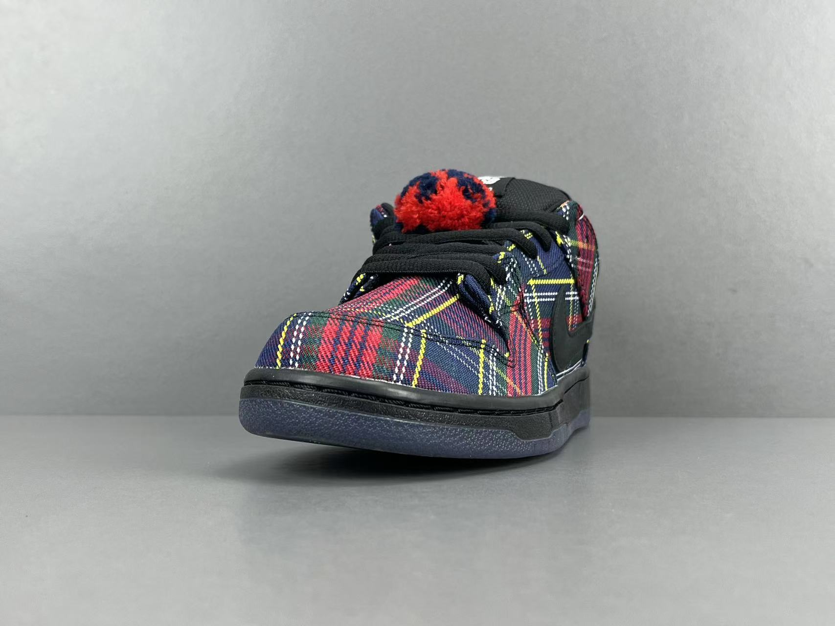 – Nike x Supreme Dunk Low SUP Low-top casual skate sneakers in a collaborative edition, featuring comfortable everyday wear. Suitable for men and women (unisex). - Image 11