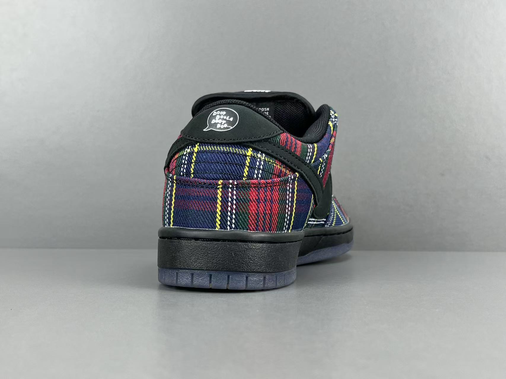 – Nike x Supreme Dunk Low SUP Low-top casual skate sneakers in a collaborative edition, featuring comfortable everyday wear. Suitable for men and women (unisex). - Image 12