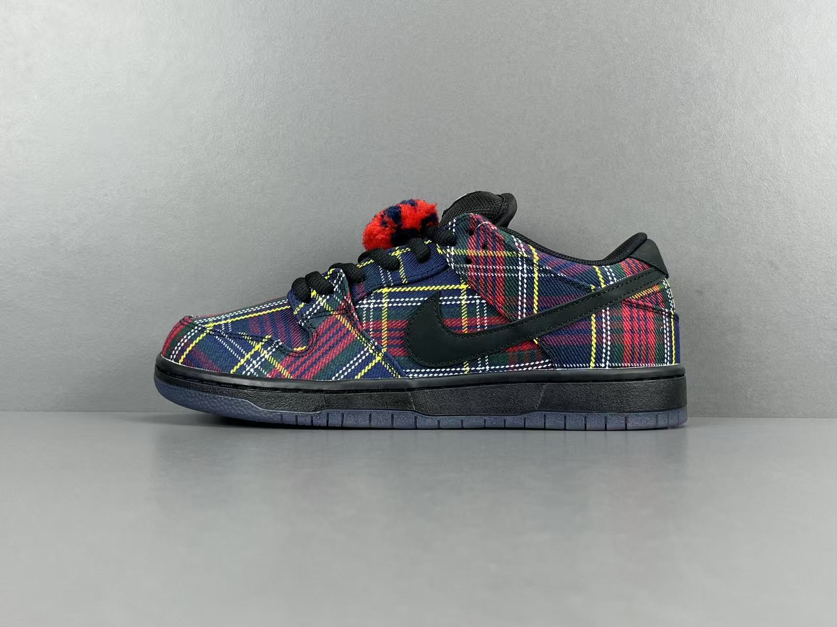 – Nike x Supreme Dunk Low SUP Low-top casual skate sneakers in a collaborative edition, featuring comfortable everyday wear. Suitable for men and women (unisex).