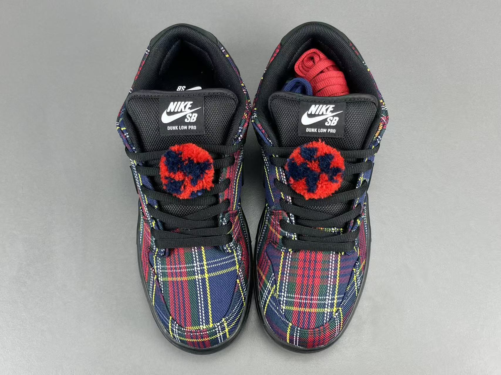 – Nike x Supreme Dunk Low SUP Low-top casual skate sneakers in a collaborative edition, featuring comfortable everyday wear. Suitable for men and women (unisex). - Image 14
