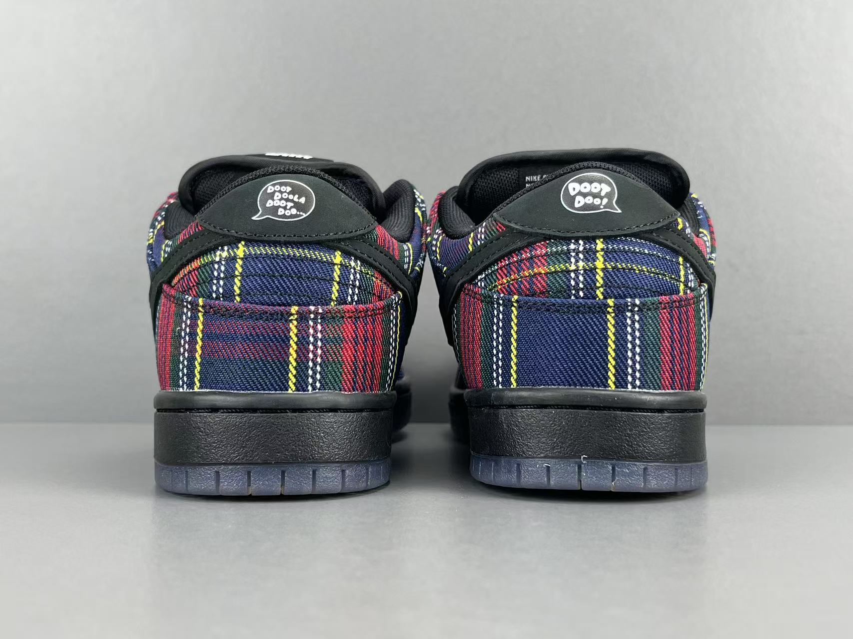 – Nike x Supreme Dunk Low SUP Low-top casual skate sneakers in a collaborative edition, featuring comfortable everyday wear. Suitable for men and women (unisex). - Image 15