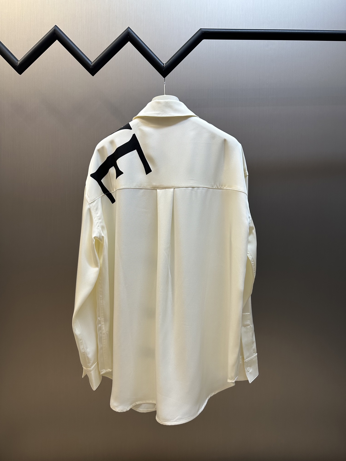 Lew printed silk shirt The custom-made mulberry silk material has a natural luster, with ivory white as the background color, and the black Lew letters printed diagonally on it with ink shadow give a new visual focus in a very tense posture, using a dynamic and irregular beauty to declare the nobility of the brand. - Image 4