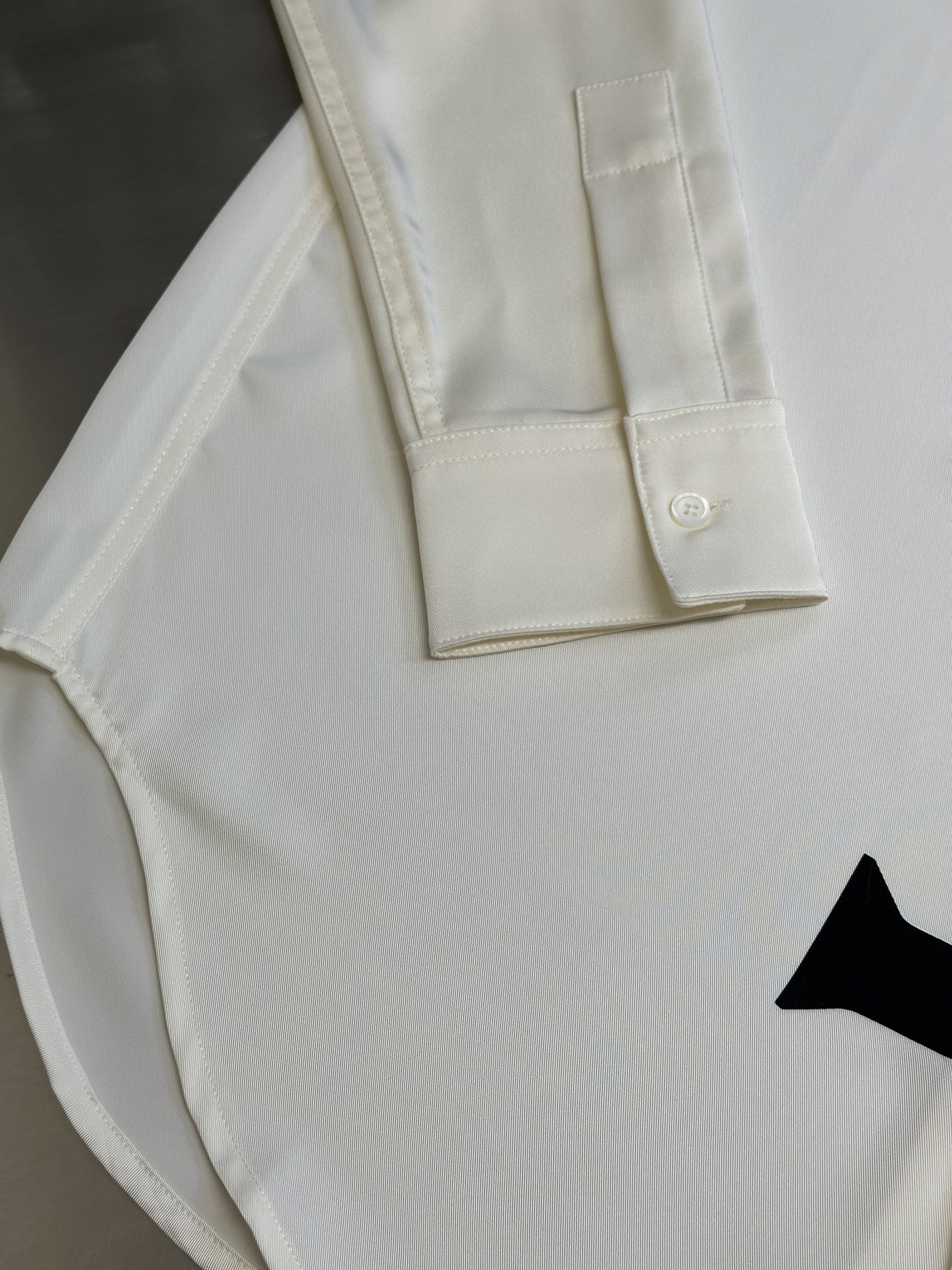 Lew printed silk shirt The custom-made mulberry silk material has a natural luster, with ivory white as the background color, and the black Lew letters printed diagonally on it with ink shadow give a new visual focus in a very tense posture, using a dynamic and irregular beauty to declare the nobility of the brand. - Image 7