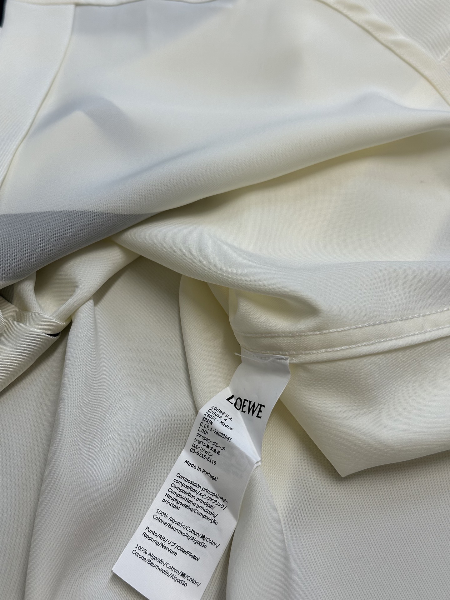 Lew printed silk shirt The custom-made mulberry silk material has a natural luster, with ivory white as the background color, and the black Lew letters printed diagonally on it with ink shadow give a new visual focus in a very tense posture, using a dynamic and irregular beauty to declare the nobility of the brand. - Image 8