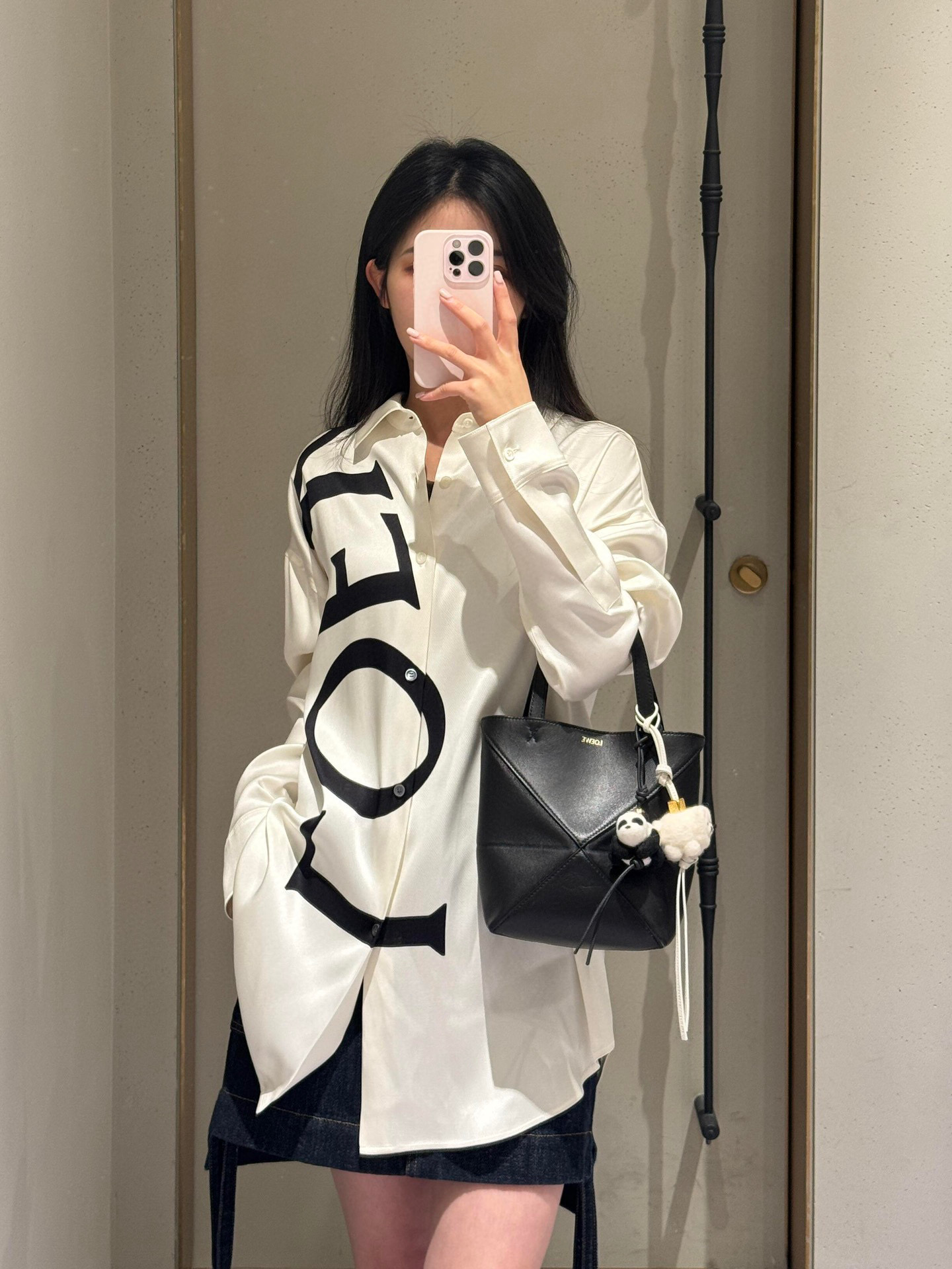 Lew printed silk shirt The custom-made mulberry silk material has a natural luster, with ivory white as the background color, and the black Lew letters printed diagonally on it with ink shadow give a new visual focus in a very tense posture, using a dynamic and irregular beauty to declare the nobility of the brand. - Image 15