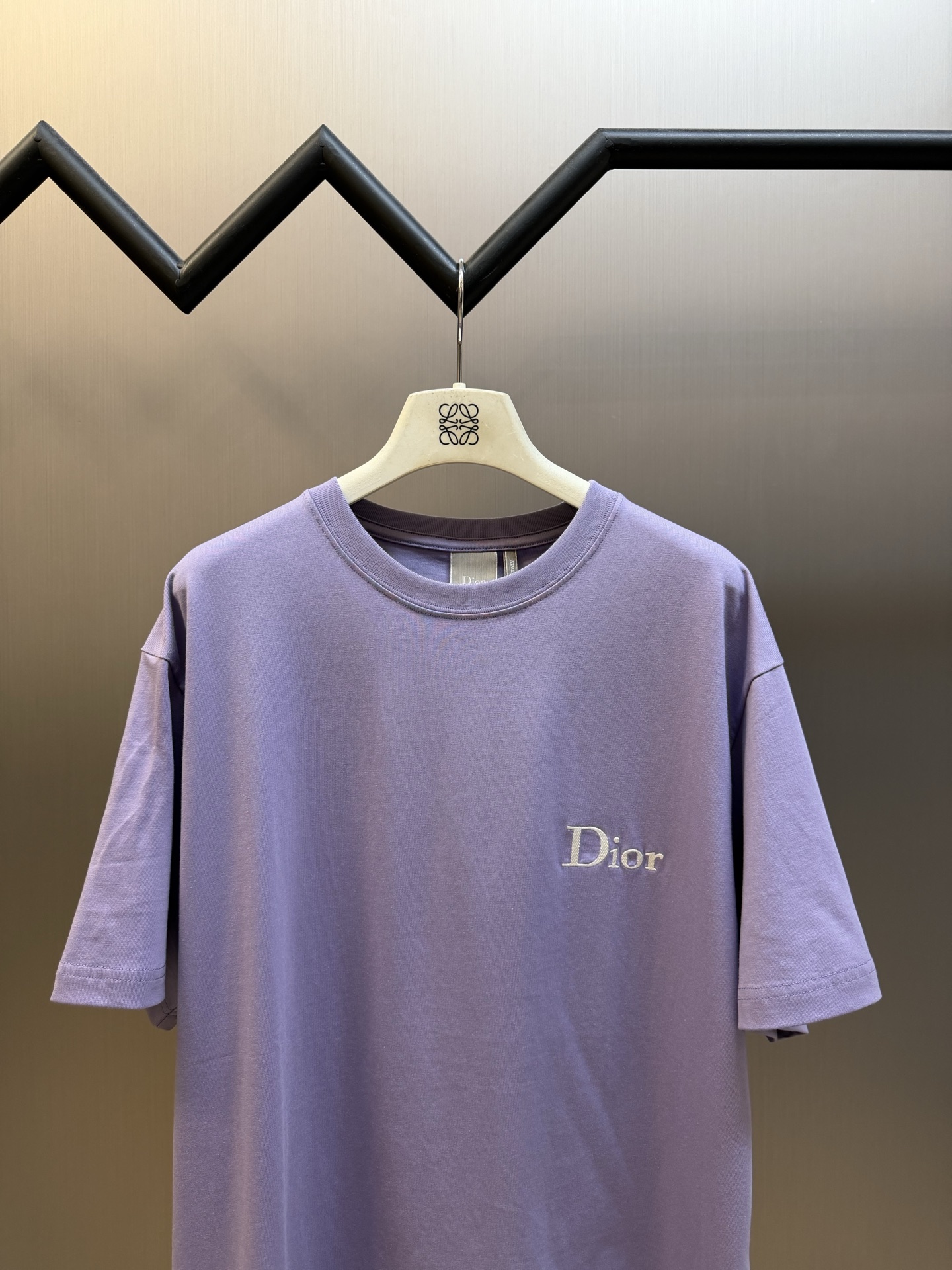 Dr short sleeves with small letters embroidered on the chest This short-sleeve is a new product of the 26 summer men's wear series. It was unveiled at Jonathan Anderson's first show for the brand. It is a classic item in the wardrobe. - Image 2