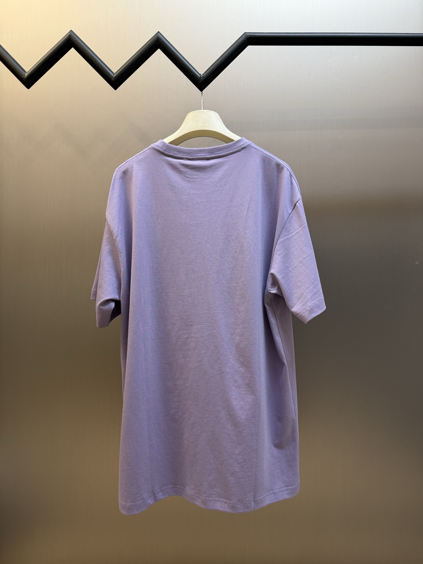 Dr short sleeves with small letters embroidered on the chest This short-sleeve is a new product of the 26 summer men's wear series. It was unveiled at Jonathan Anderson's first show for the brand. It is a classic item in the wardrobe. - Image 4