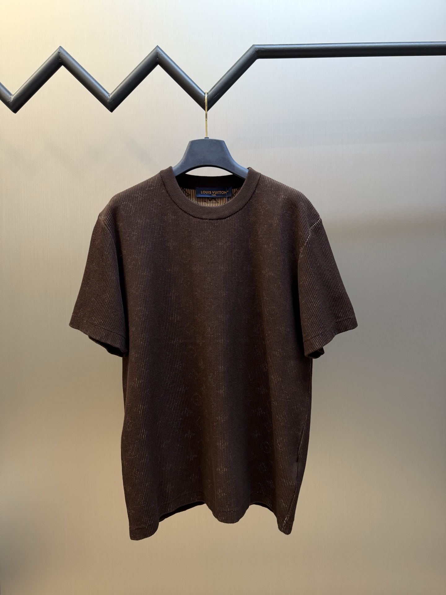 Lu double-sided jacquard heavy woolen short sleeves This short-sleeved crew neck shirt is made of cotton fabric dyed in fresh colors. The dark Monogram pattern quietly appears when the ribbed fabric is stretched, cleverly echoing the fun trompe l'oeil effect of the 2026 autumn and winter show.