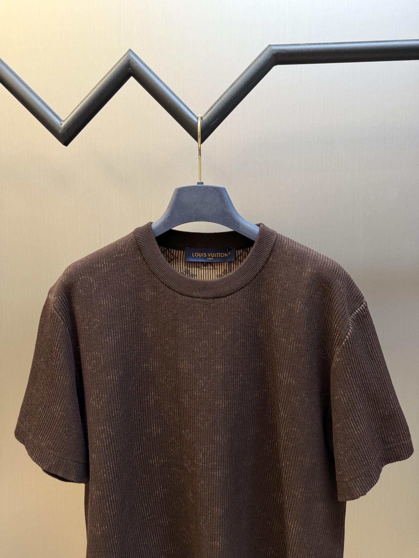 Lu double-sided jacquard heavy woolen short sleeves This short-sleeved crew neck shirt is made of cotton fabric dyed in fresh colors. The dark Monogram pattern quietly appears when the ribbed fabric is stretched, cleverly echoing the fun trompe l'oeil effect of the 2026 autumn and winter show. - Image 2