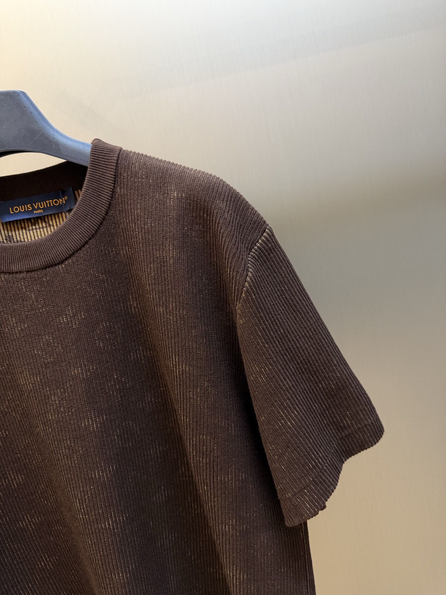 Lu double-sided jacquard heavy woolen short sleeves This short-sleeved crew neck shirt is made of cotton fabric dyed in fresh colors. The dark Monogram pattern quietly appears when the ribbed fabric is stretched, cleverly echoing the fun trompe l'oeil effect of the 2026 autumn and winter show. - Image 3