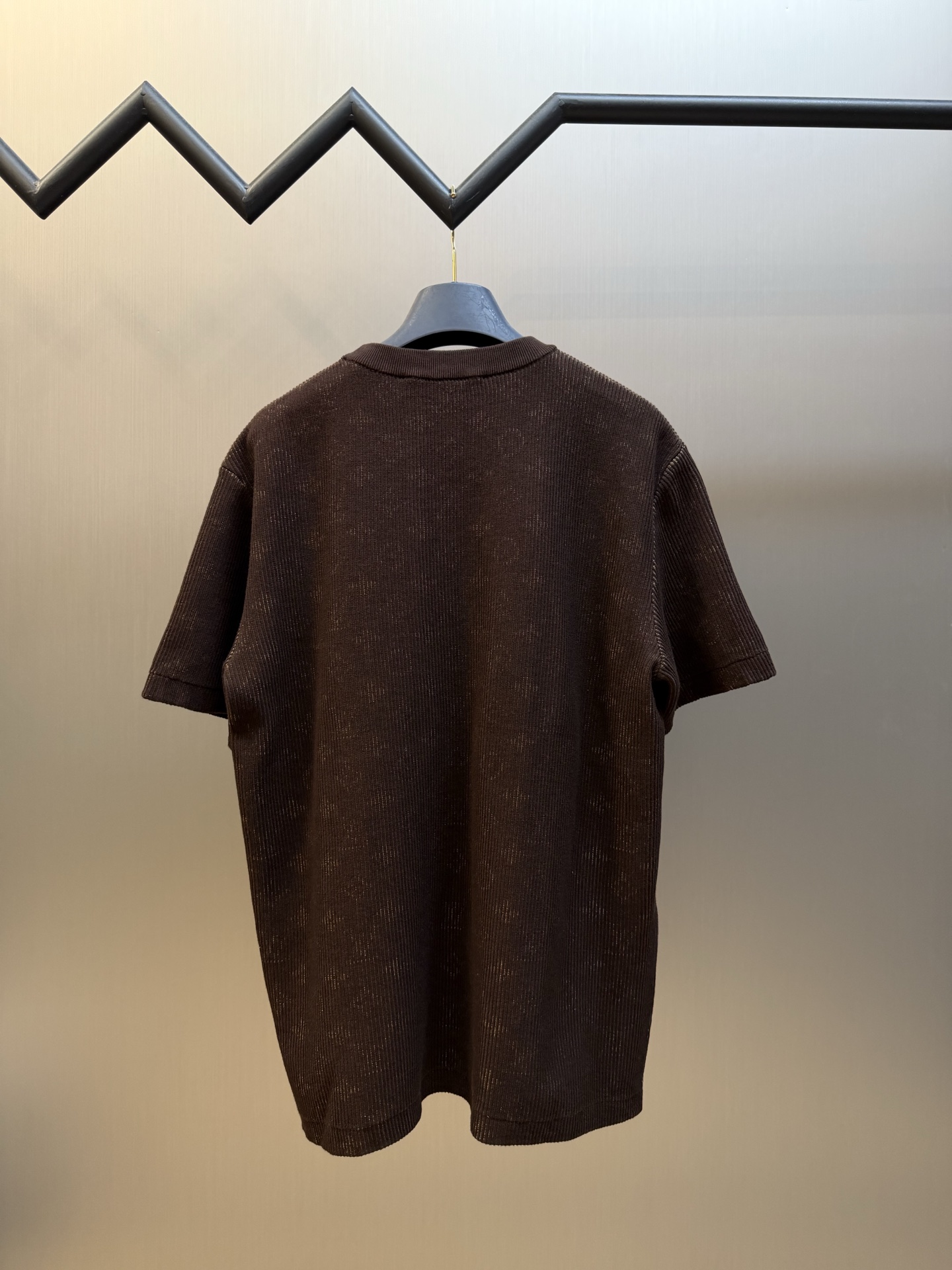 Lu double-sided jacquard heavy woolen short sleeves This short-sleeved crew neck shirt is made of cotton fabric dyed in fresh colors. The dark Monogram pattern quietly appears when the ribbed fabric is stretched, cleverly echoing the fun trompe l'oeil effect of the 2026 autumn and winter show. - Image 4