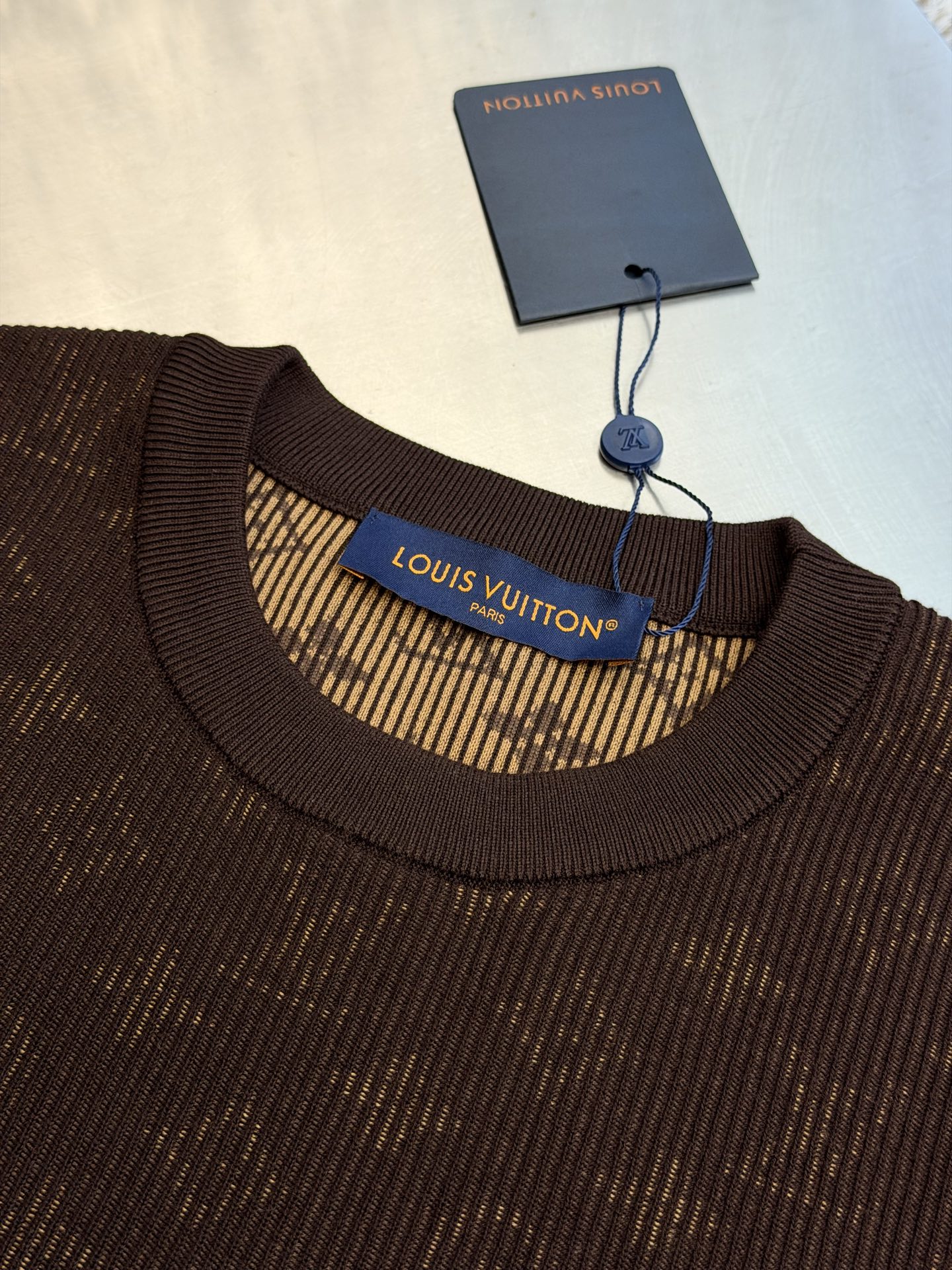 Lu double-sided jacquard heavy woolen short sleeves This short-sleeved crew neck shirt is made of cotton fabric dyed in fresh colors. The dark Monogram pattern quietly appears when the ribbed fabric is stretched, cleverly echoing the fun trompe l'oeil effect of the 2026 autumn and winter show. - Image 5