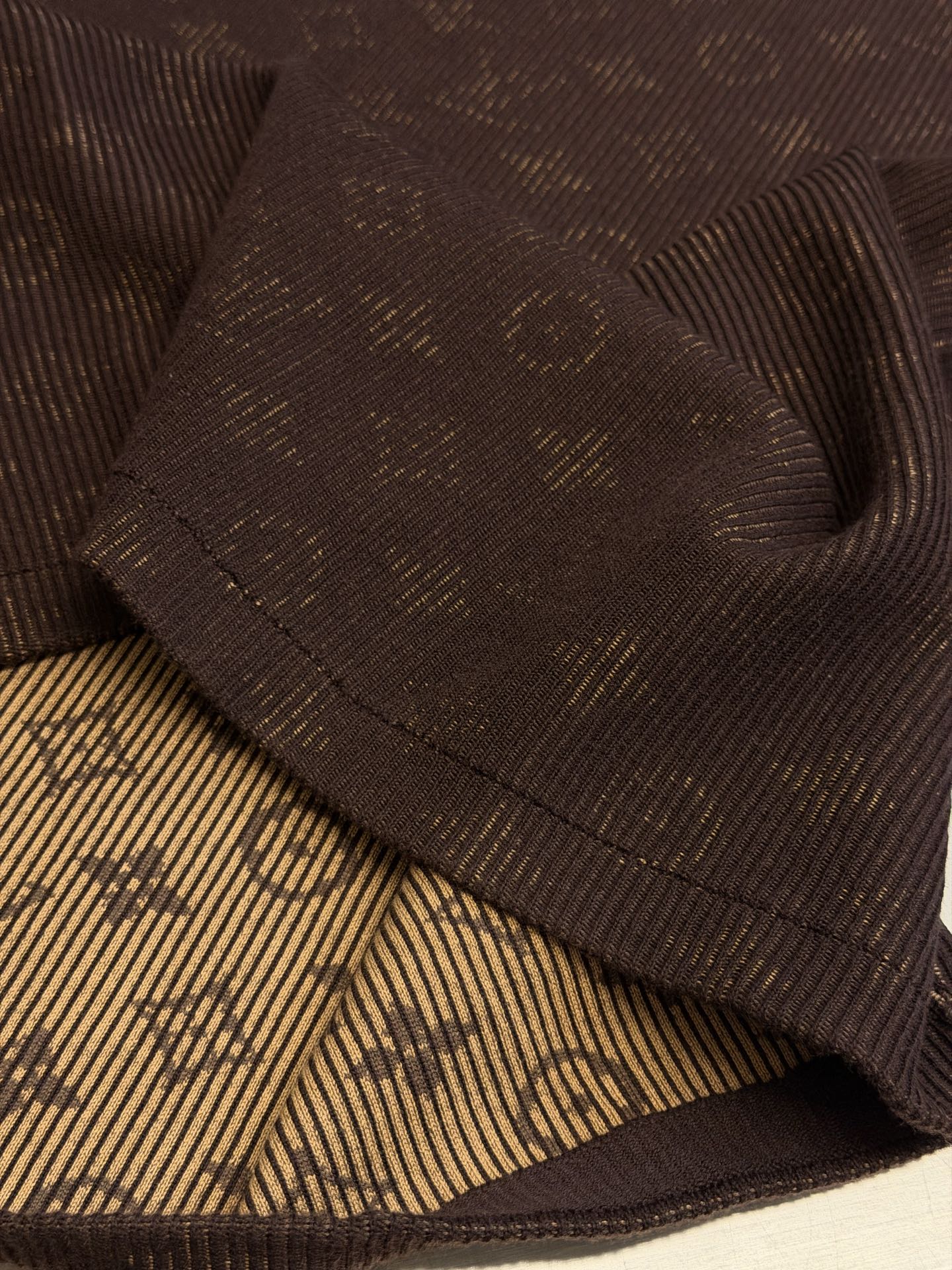 Lu double-sided jacquard heavy woolen short sleeves This short-sleeved crew neck shirt is made of cotton fabric dyed in fresh colors. The dark Monogram pattern quietly appears when the ribbed fabric is stretched, cleverly echoing the fun trompe l'oeil effect of the 2026 autumn and winter show. - Image 7