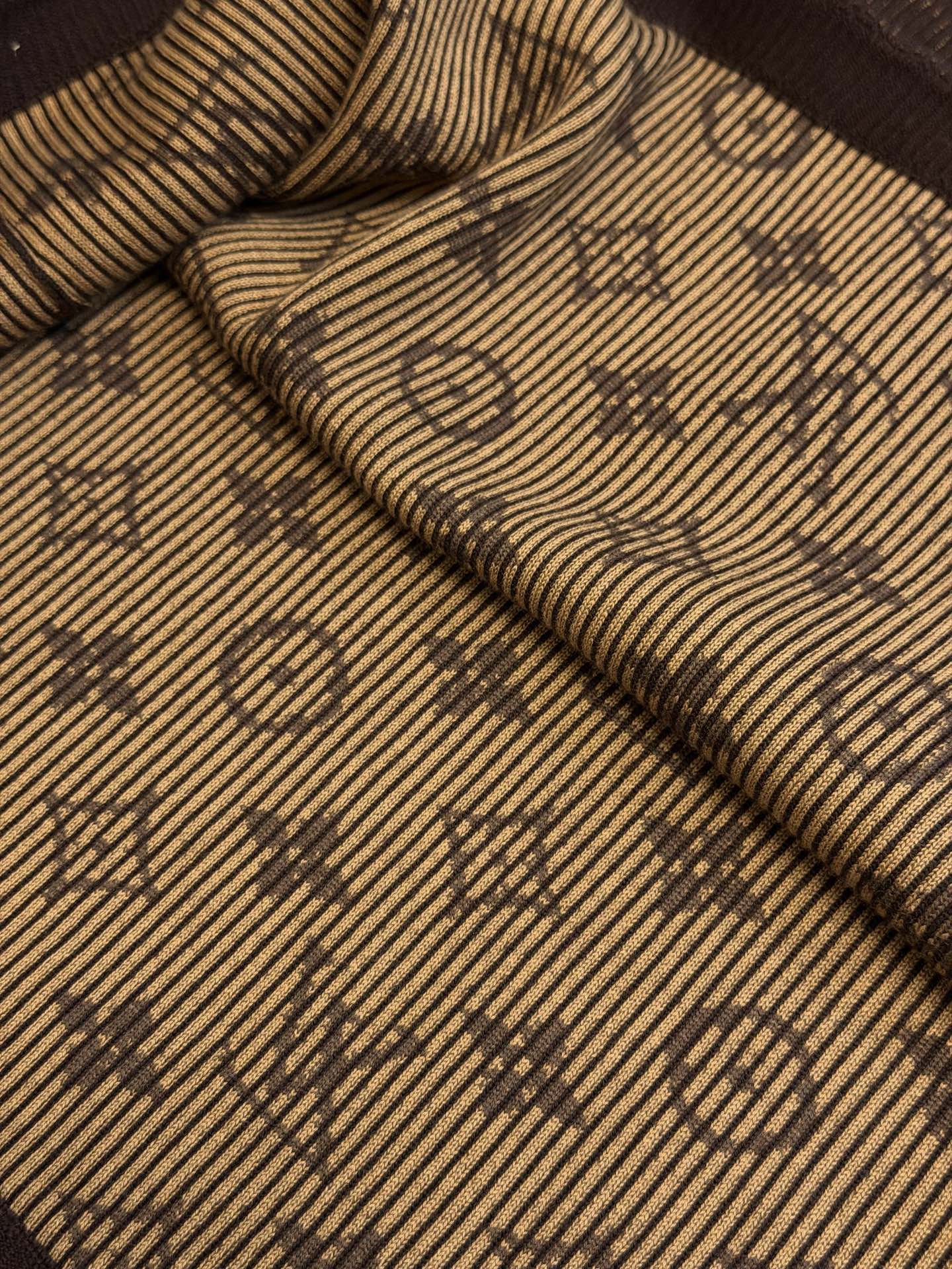 Lu double-sided jacquard heavy woolen short sleeves This short-sleeved crew neck shirt is made of cotton fabric dyed in fresh colors. The dark Monogram pattern quietly appears when the ribbed fabric is stretched, cleverly echoing the fun trompe l'oeil effect of the 2026 autumn and winter show. - Image 8