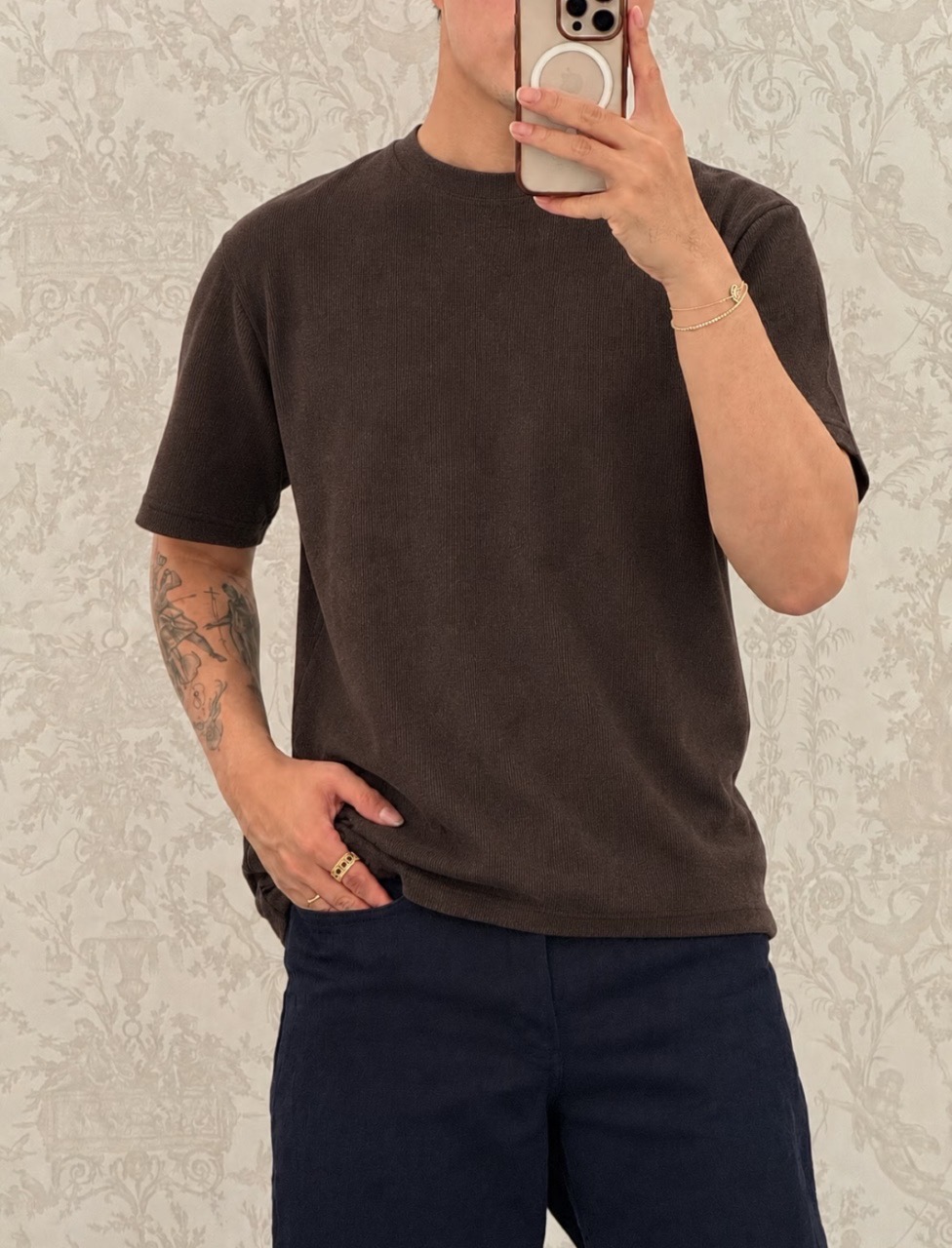 Lu double-sided jacquard heavy woolen short sleeves This short-sleeved crew neck shirt is made of cotton fabric dyed in fresh colors. The dark Monogram pattern quietly appears when the ribbed fabric is stretched, cleverly echoing the fun trompe l'oeil effect of the 2026 autumn and winter show. - Image 11