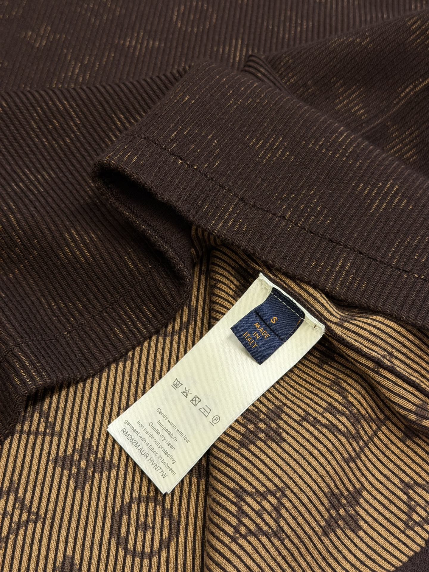Lu double-sided jacquard heavy woolen short sleeves This short-sleeved crew neck shirt is made of cotton fabric dyed in fresh colors. The dark Monogram pattern quietly appears when the ribbed fabric is stretched, cleverly echoing the fun trompe l'oeil effect of the 2026 autumn and winter show. - Image 9