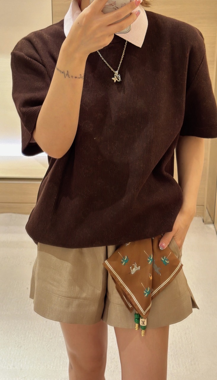 Lu double-sided jacquard heavy woolen short sleeves This short-sleeved crew neck shirt is made of cotton fabric dyed in fresh colors. The dark Monogram pattern quietly appears when the ribbed fabric is stretched, cleverly echoing the fun trompe l'oeil effect of the 2026 autumn and winter show. - Image 13