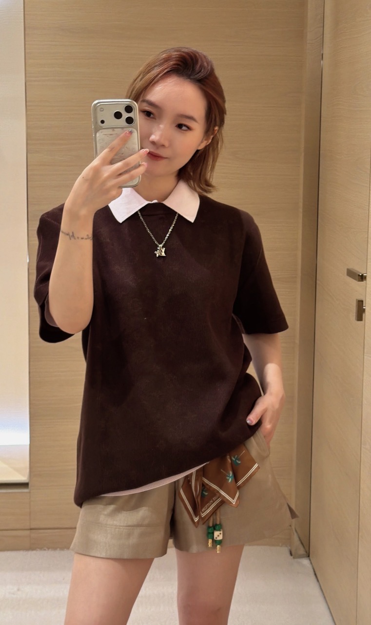 Lu double-sided jacquard heavy woolen short sleeves This short-sleeved crew neck shirt is made of cotton fabric dyed in fresh colors. The dark Monogram pattern quietly appears when the ribbed fabric is stretched, cleverly echoing the fun trompe l'oeil effect of the 2026 autumn and winter show. - Image 14