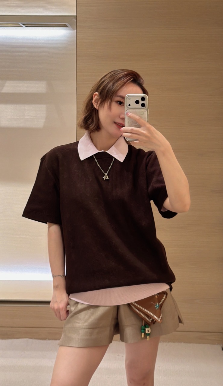 Lu double-sided jacquard heavy woolen short sleeves This short-sleeved crew neck shirt is made of cotton fabric dyed in fresh colors. The dark Monogram pattern quietly appears when the ribbed fabric is stretched, cleverly echoing the fun trompe l'oeil effect of the 2026 autumn and winter show. - Image 15