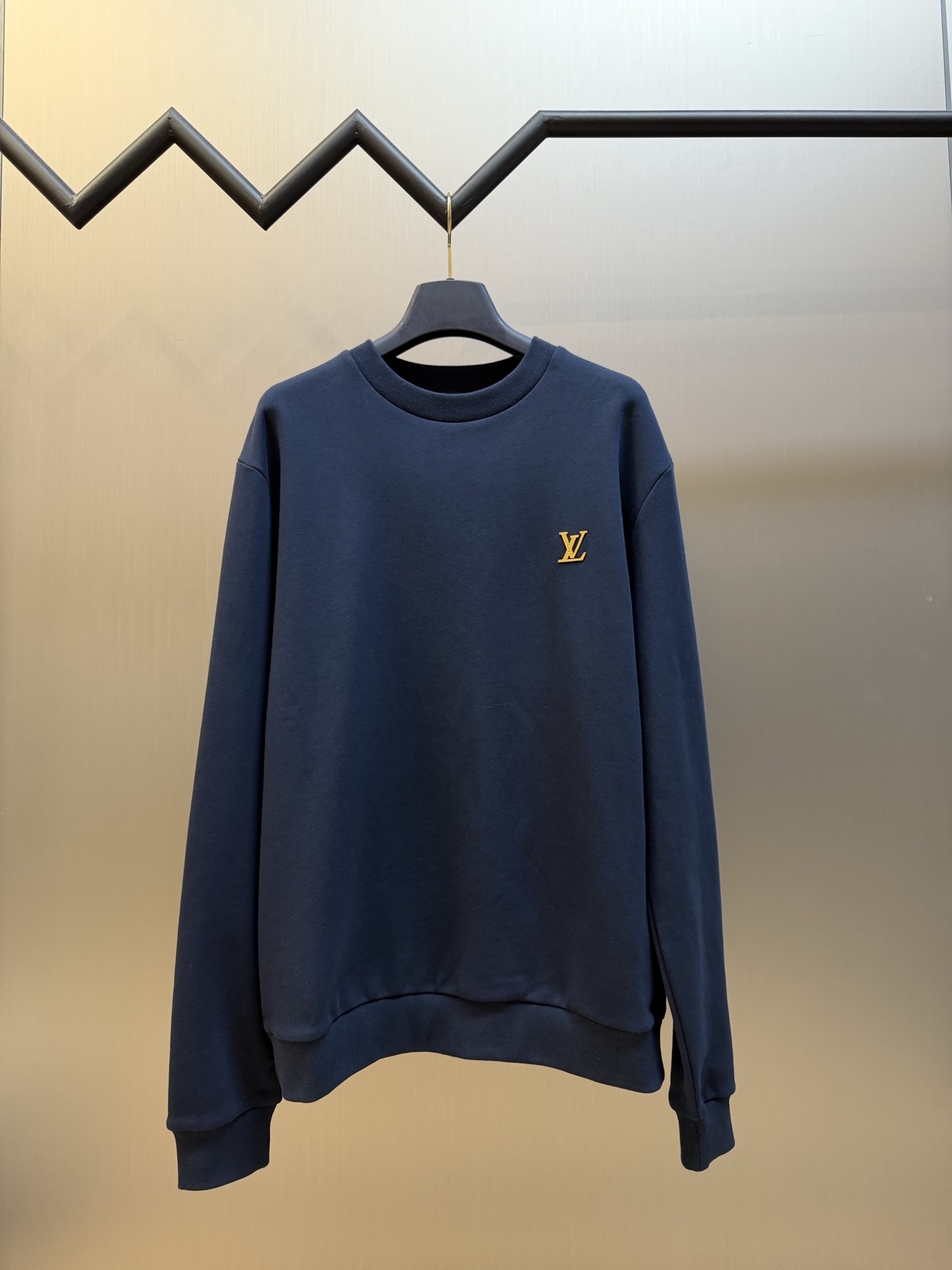Lu abbreviation leather crew neck sweatshirt Pure cotton fish scale base cotton sweatshirt. The fabric uses a composite structure of 26 count double yarn top layer + 10 count yarn fish scale base. The weight is up to 380g/m², which is a heavyweight positioning at the sweatshirt level. The rib is made of 21S double yarn, and the weight is up to 470g/m².