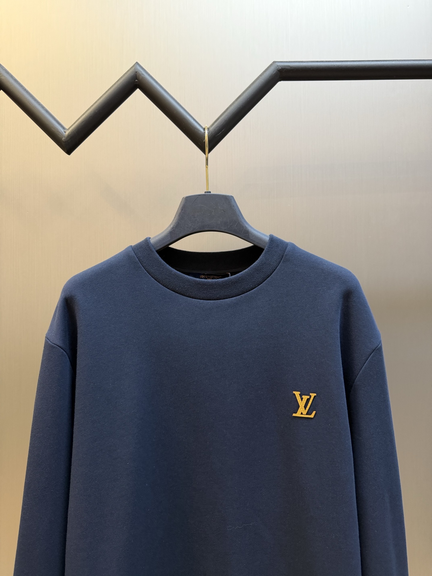 Lu abbreviation leather crew neck sweatshirt Pure cotton fish scale base cotton sweatshirt. The fabric uses a composite structure of 26 count double yarn top layer + 10 count yarn fish scale base. The weight is up to 380g/m², which is a heavyweight positioning at the sweatshirt level. The rib is made of 21S double yarn, and the weight is up to 470g/m². - Image 2