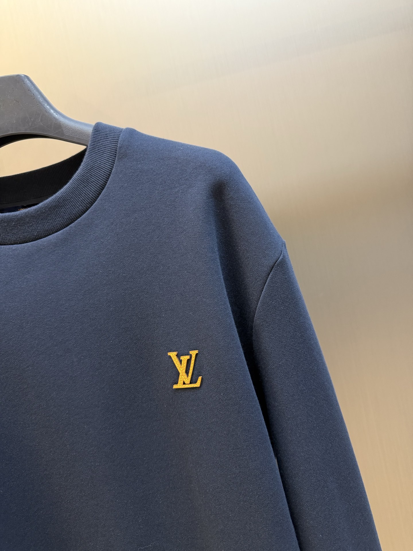 Lu abbreviation leather crew neck sweatshirt Pure cotton fish scale base cotton sweatshirt. The fabric uses a composite structure of 26 count double yarn top layer + 10 count yarn fish scale base. The weight is up to 380g/m², which is a heavyweight positioning at the sweatshirt level. The rib is made of 21S double yarn, and the weight is up to 470g/m². - Image 3