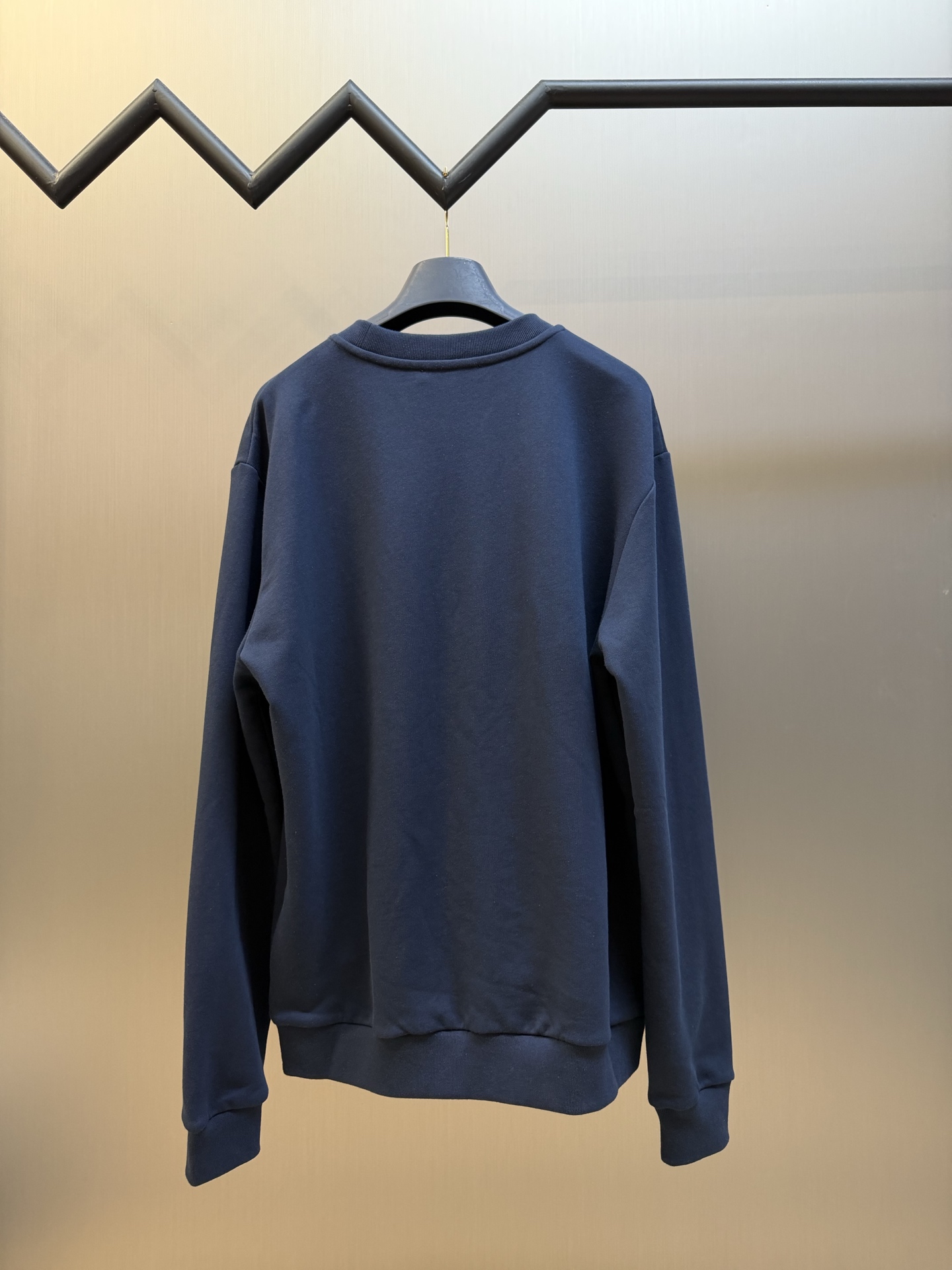 Lu abbreviation leather crew neck sweatshirt Pure cotton fish scale base cotton sweatshirt. The fabric uses a composite structure of 26 count double yarn top layer + 10 count yarn fish scale base. The weight is up to 380g/m², which is a heavyweight positioning at the sweatshirt level. The rib is made of 21S double yarn, and the weight is up to 470g/m². - Image 4