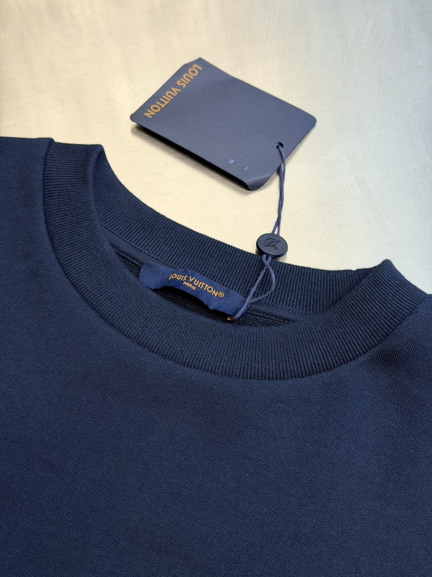 Lu abbreviation leather crew neck sweatshirt Pure cotton fish scale base cotton sweatshirt. The fabric uses a composite structure of 26 count double yarn top layer + 10 count yarn fish scale base. The weight is up to 380g/m², which is a heavyweight positioning at the sweatshirt level. The rib is made of 21S double yarn, and the weight is up to 470g/m². - Image 5