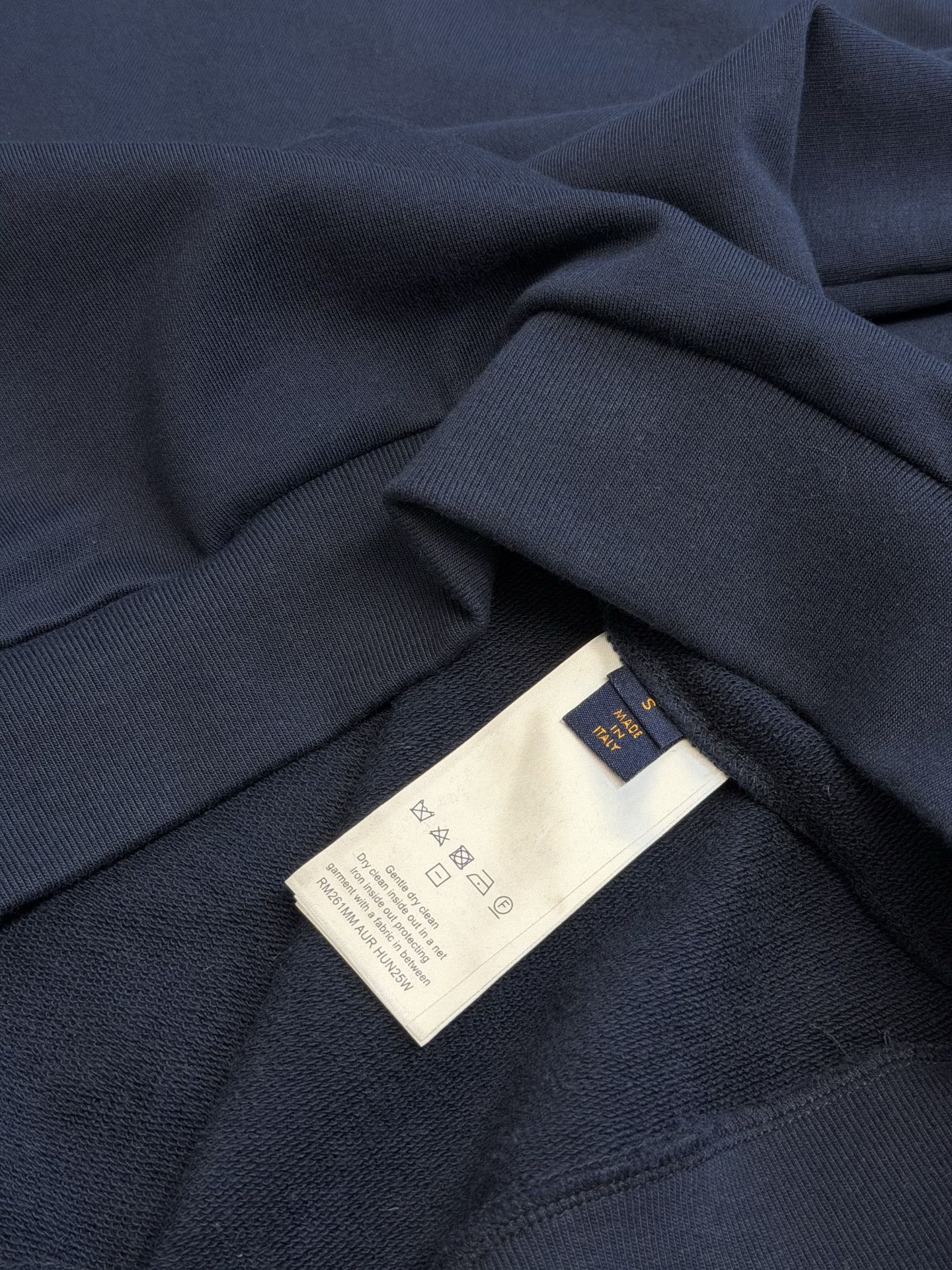 Lu abbreviation leather crew neck sweatshirt Pure cotton fish scale base cotton sweatshirt. The fabric uses a composite structure of 26 count double yarn top layer + 10 count yarn fish scale base. The weight is up to 380g/m², which is a heavyweight positioning at the sweatshirt level. The rib is made of 21S double yarn, and the weight is up to 470g/m². - Image 8