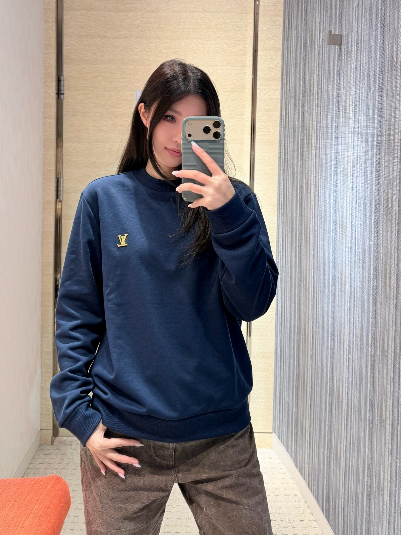 Lu abbreviation leather crew neck sweatshirt Pure cotton fish scale base cotton sweatshirt. The fabric uses a composite structure of 26 count double yarn top layer + 10 count yarn fish scale base. The weight is up to 380g/m², which is a heavyweight positioning at the sweatshirt level. The rib is made of 21S double yarn, and the weight is up to 470g/m². - Image 13