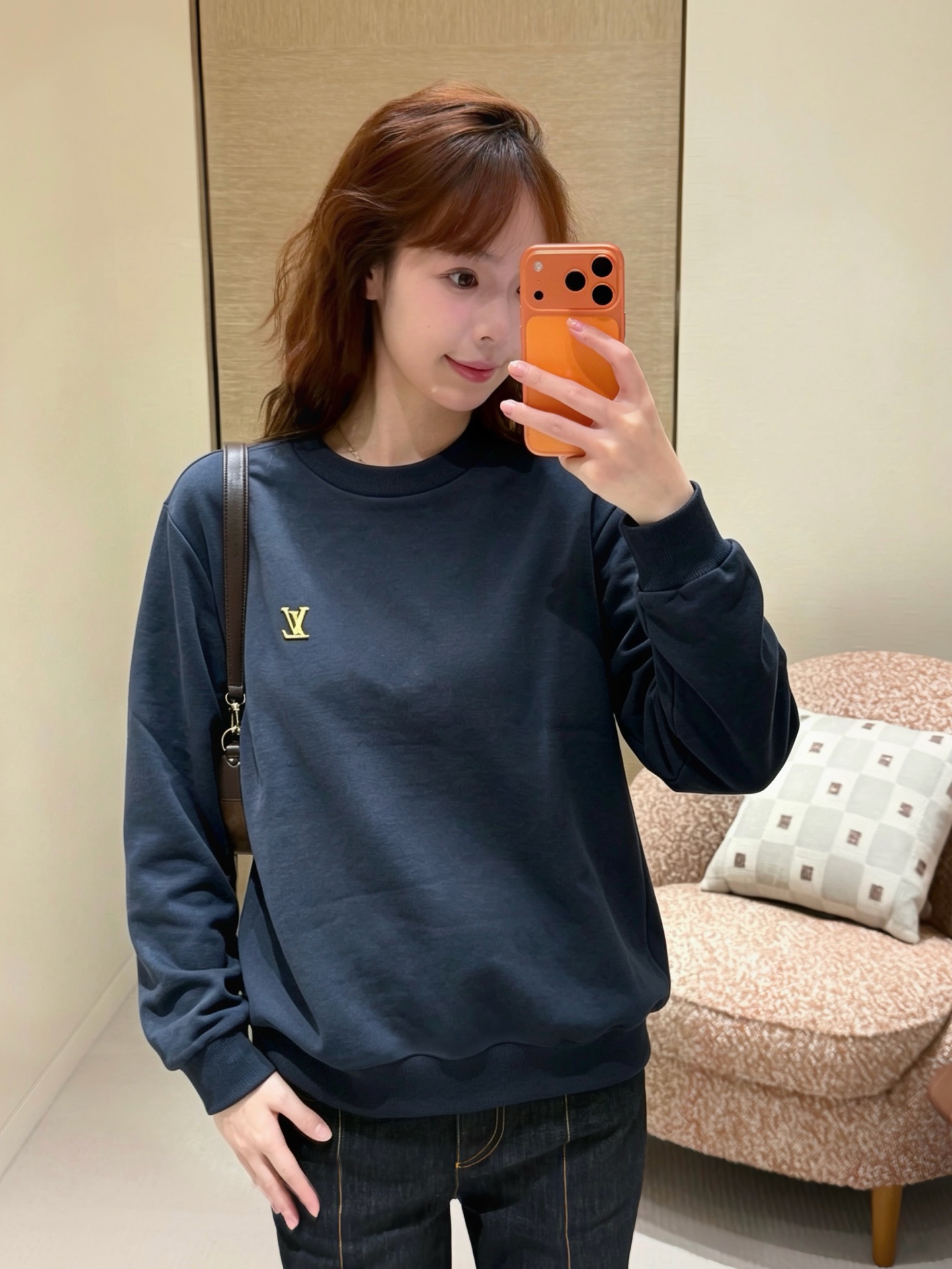 Lu abbreviation leather crew neck sweatshirt Pure cotton fish scale base cotton sweatshirt. The fabric uses a composite structure of 26 count double yarn top layer + 10 count yarn fish scale base. The weight is up to 380g/m², which is a heavyweight positioning at the sweatshirt level. The rib is made of 21S double yarn, and the weight is up to 470g/m². - Image 15