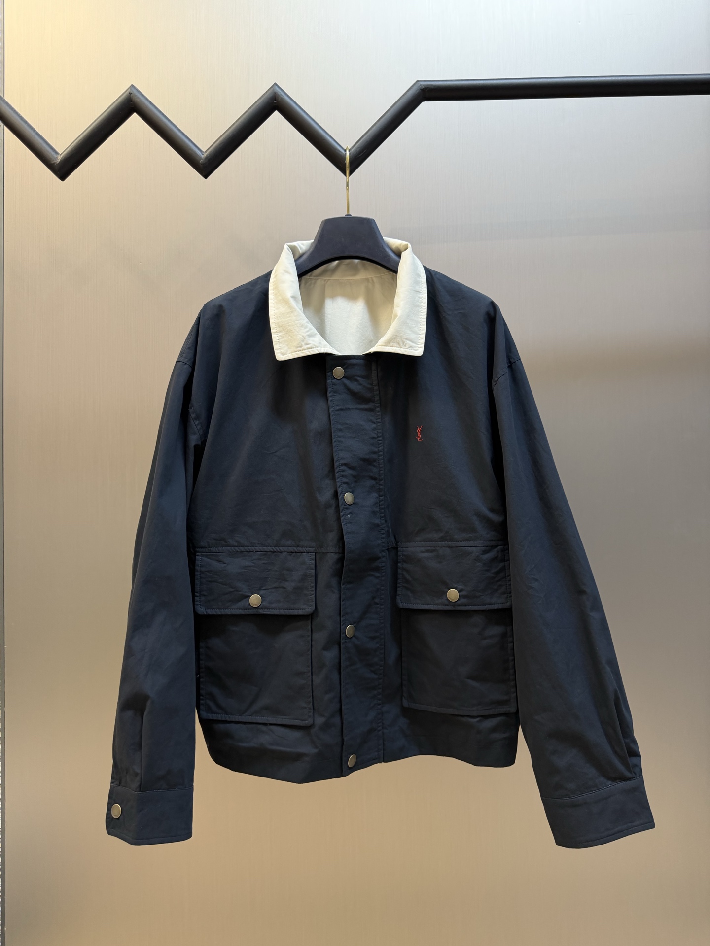 Yves Saint Laurent logo embroidered reversible jacket Custom-made obsidian velvet-extracted cotton sail, the outer layer is solid and solid, and the inner layer is condensed with fine velvet, which is soft and comfortable, with a natural texture of hardness and softness.