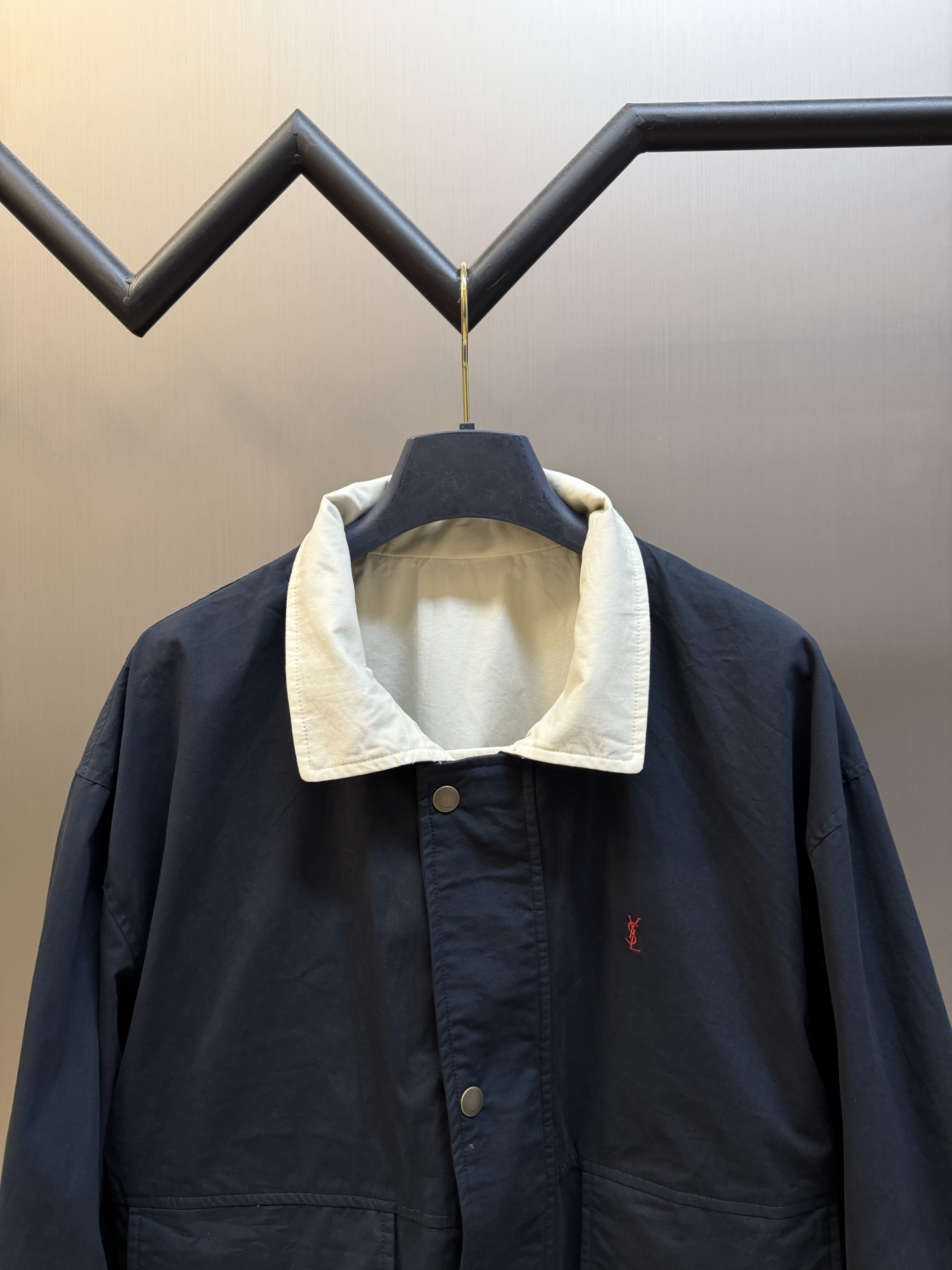 Yves Saint Laurent logo embroidered reversible jacket Custom-made obsidian velvet-extracted cotton sail, the outer layer is solid and solid, and the inner layer is condensed with fine velvet, which is soft and comfortable, with a natural texture of hardness and softness. - Image 2