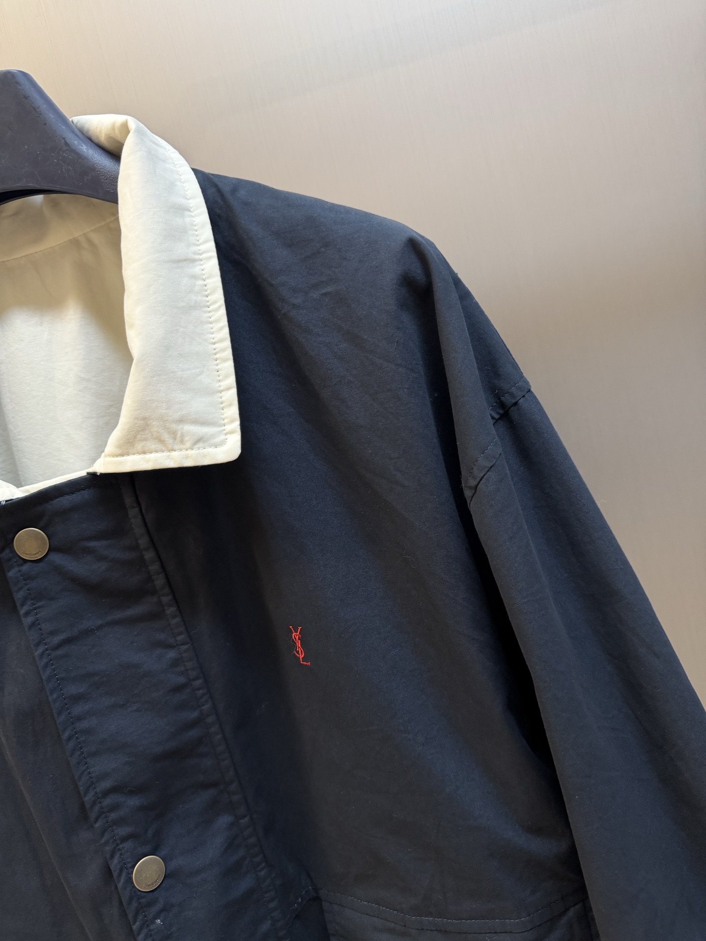 Yves Saint Laurent logo embroidered reversible jacket Custom-made obsidian velvet-extracted cotton sail, the outer layer is solid and solid, and the inner layer is condensed with fine velvet, which is soft and comfortable, with a natural texture of hardness and softness. - Image 3