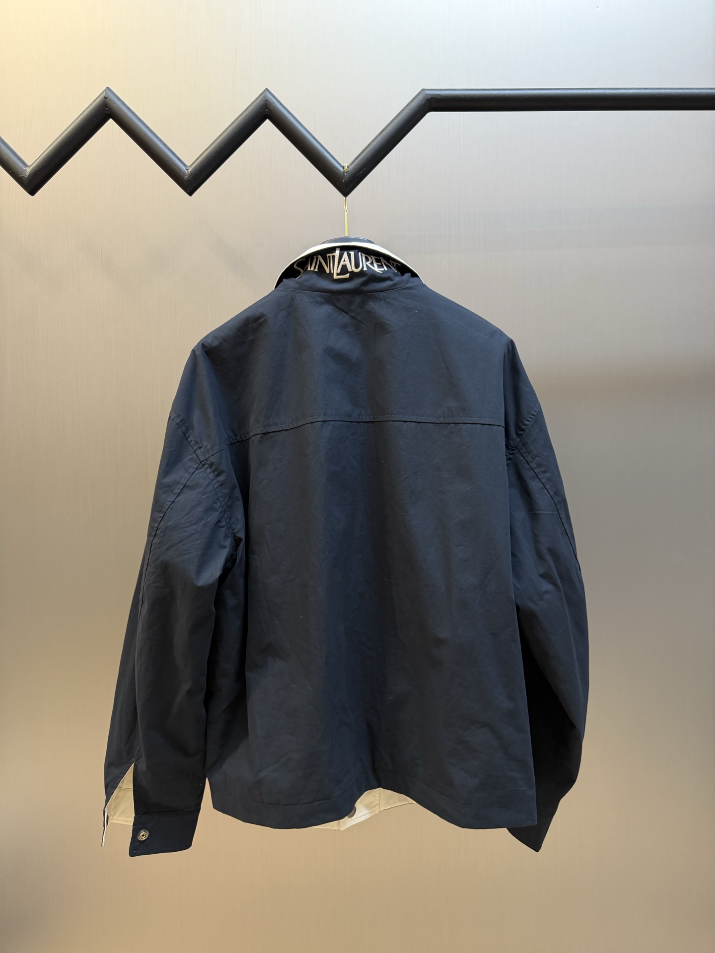 Yves Saint Laurent logo embroidered reversible jacket Custom-made obsidian velvet-extracted cotton sail, the outer layer is solid and solid, and the inner layer is condensed with fine velvet, which is soft and comfortable, with a natural texture of hardness and softness. - Image 4