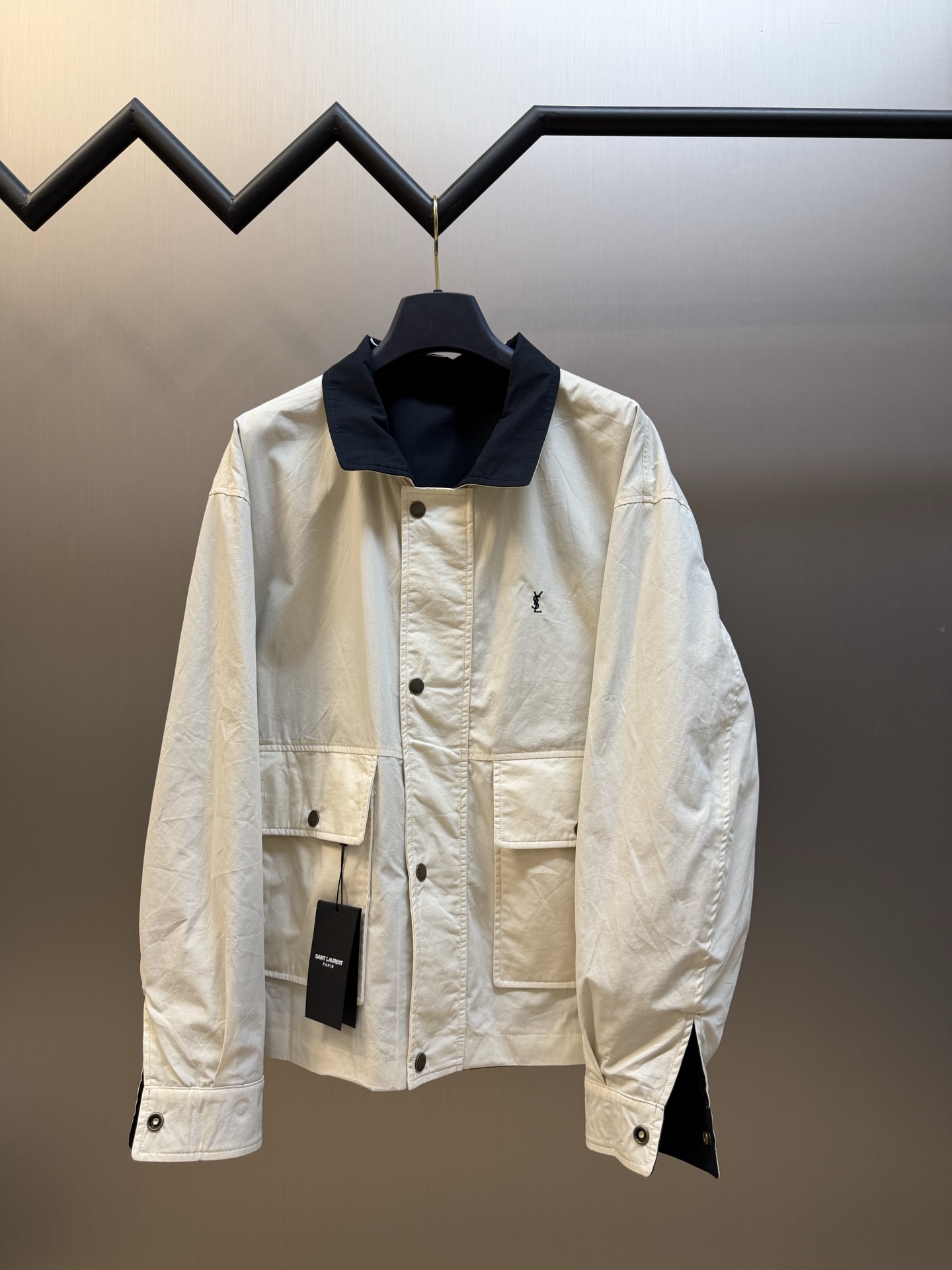 Yves Saint Laurent logo embroidered reversible jacket Custom-made obsidian velvet-extracted cotton sail, the outer layer is solid and solid, and the inner layer is condensed with fine velvet, which is soft and comfortable, with a natural texture of hardness and softness. - Image 5