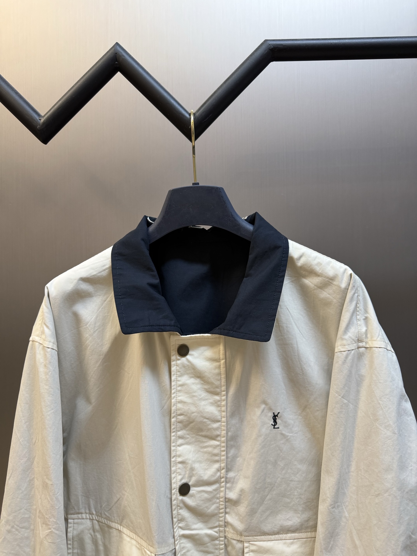 Yves Saint Laurent logo embroidered reversible jacket Custom-made obsidian velvet-extracted cotton sail, the outer layer is solid and solid, and the inner layer is condensed with fine velvet, which is soft and comfortable, with a natural texture of hardness and softness. - Image 6