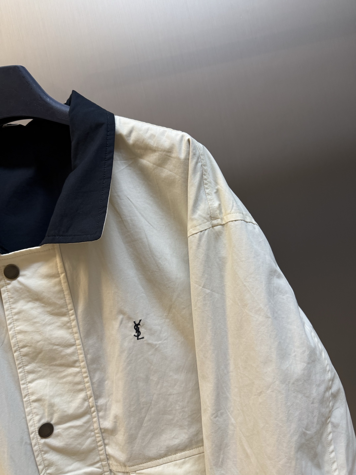 Yves Saint Laurent logo embroidered reversible jacket Custom-made obsidian velvet-extracted cotton sail, the outer layer is solid and solid, and the inner layer is condensed with fine velvet, which is soft and comfortable, with a natural texture of hardness and softness. - Image 7