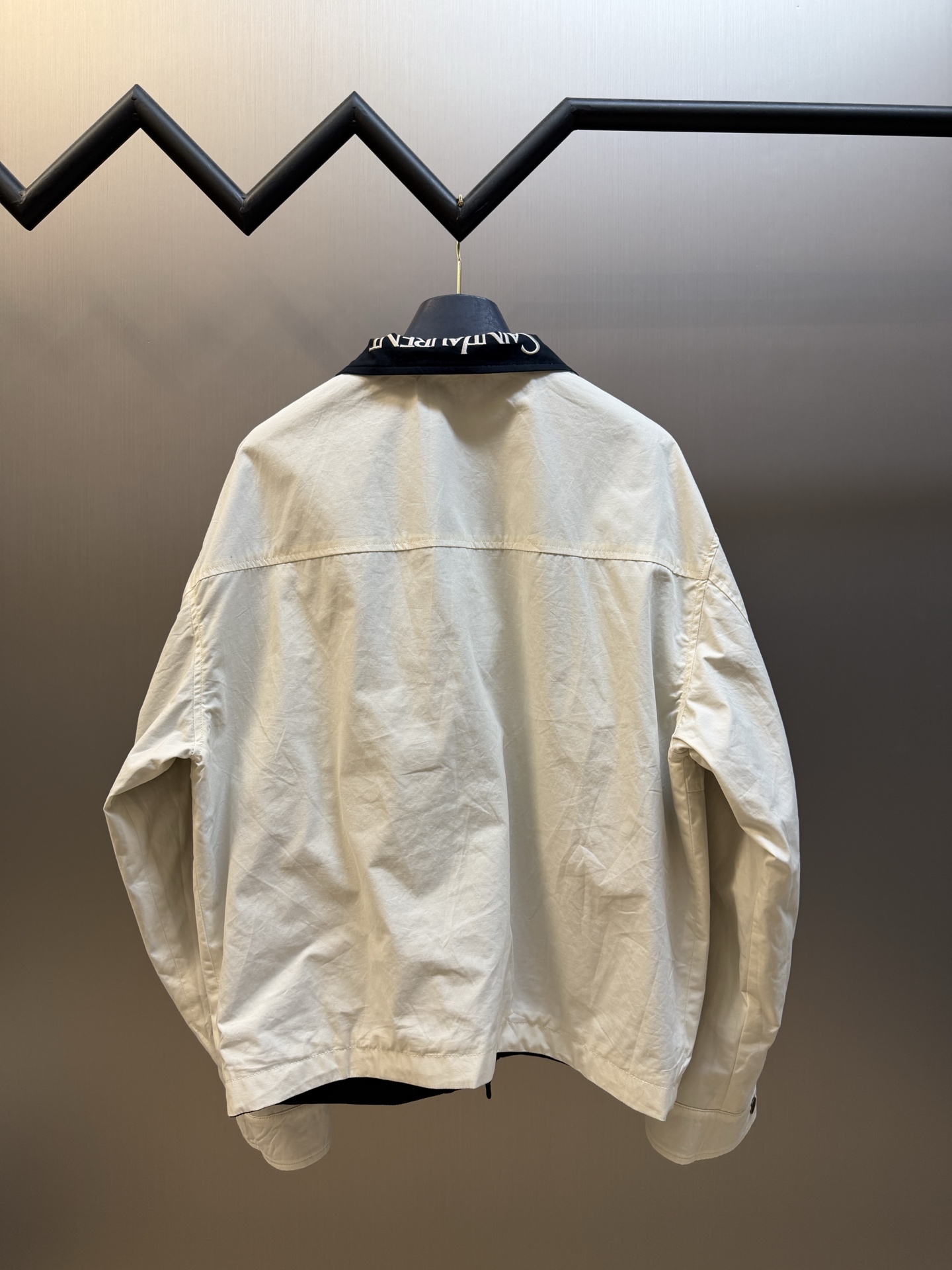 Yves Saint Laurent logo embroidered reversible jacket Custom-made obsidian velvet-extracted cotton sail, the outer layer is solid and solid, and the inner layer is condensed with fine velvet, which is soft and comfortable, with a natural texture of hardness and softness. - Image 8