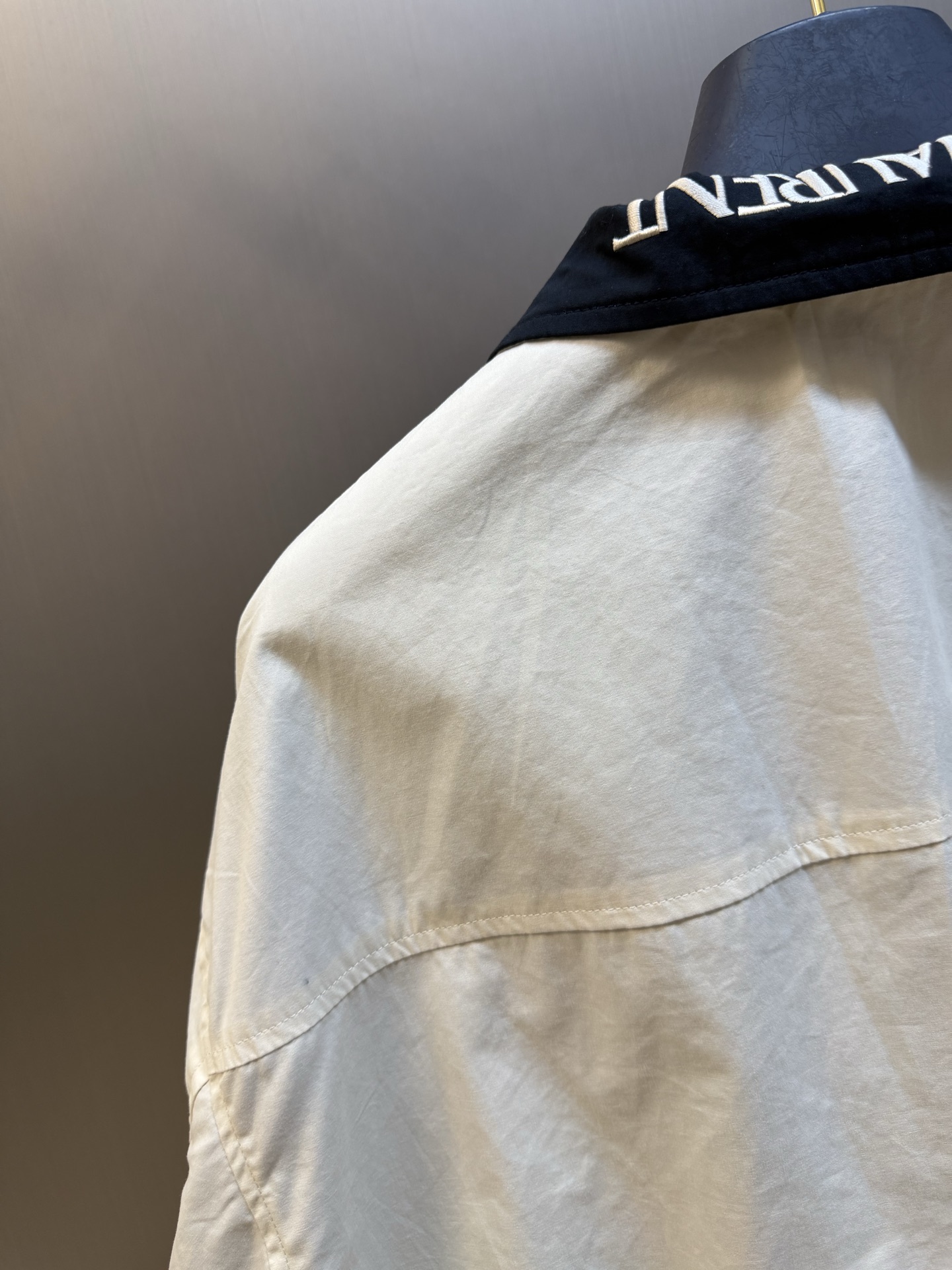 Yves Saint Laurent logo embroidered reversible jacket Custom-made obsidian velvet-extracted cotton sail, the outer layer is solid and solid, and the inner layer is condensed with fine velvet, which is soft and comfortable, with a natural texture of hardness and softness. - Image 9