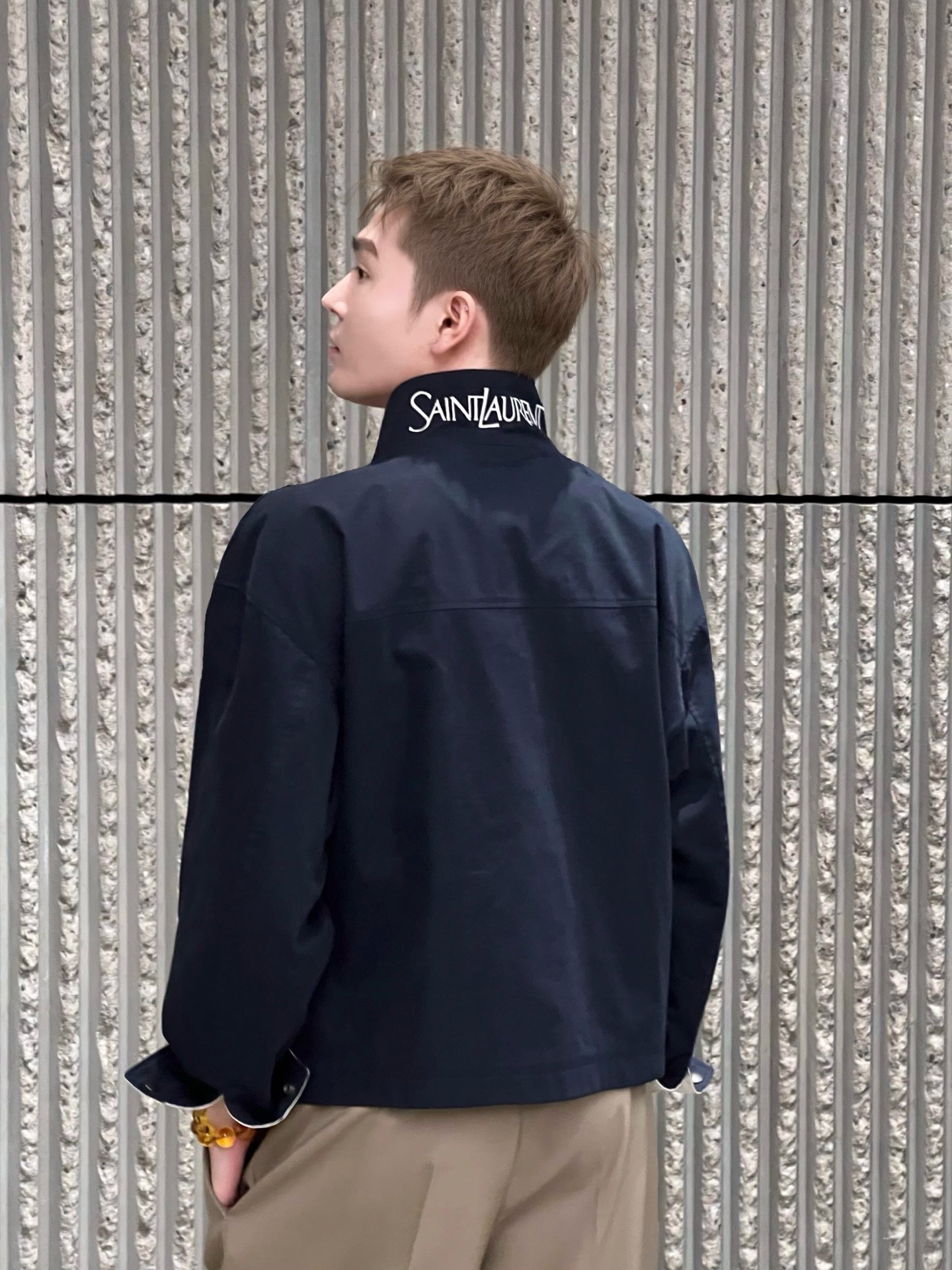 Yves Saint Laurent logo embroidered reversible jacket Custom-made obsidian velvet-extracted cotton sail, the outer layer is solid and solid, and the inner layer is condensed with fine velvet, which is soft and comfortable, with a natural texture of hardness and softness. - Image 16