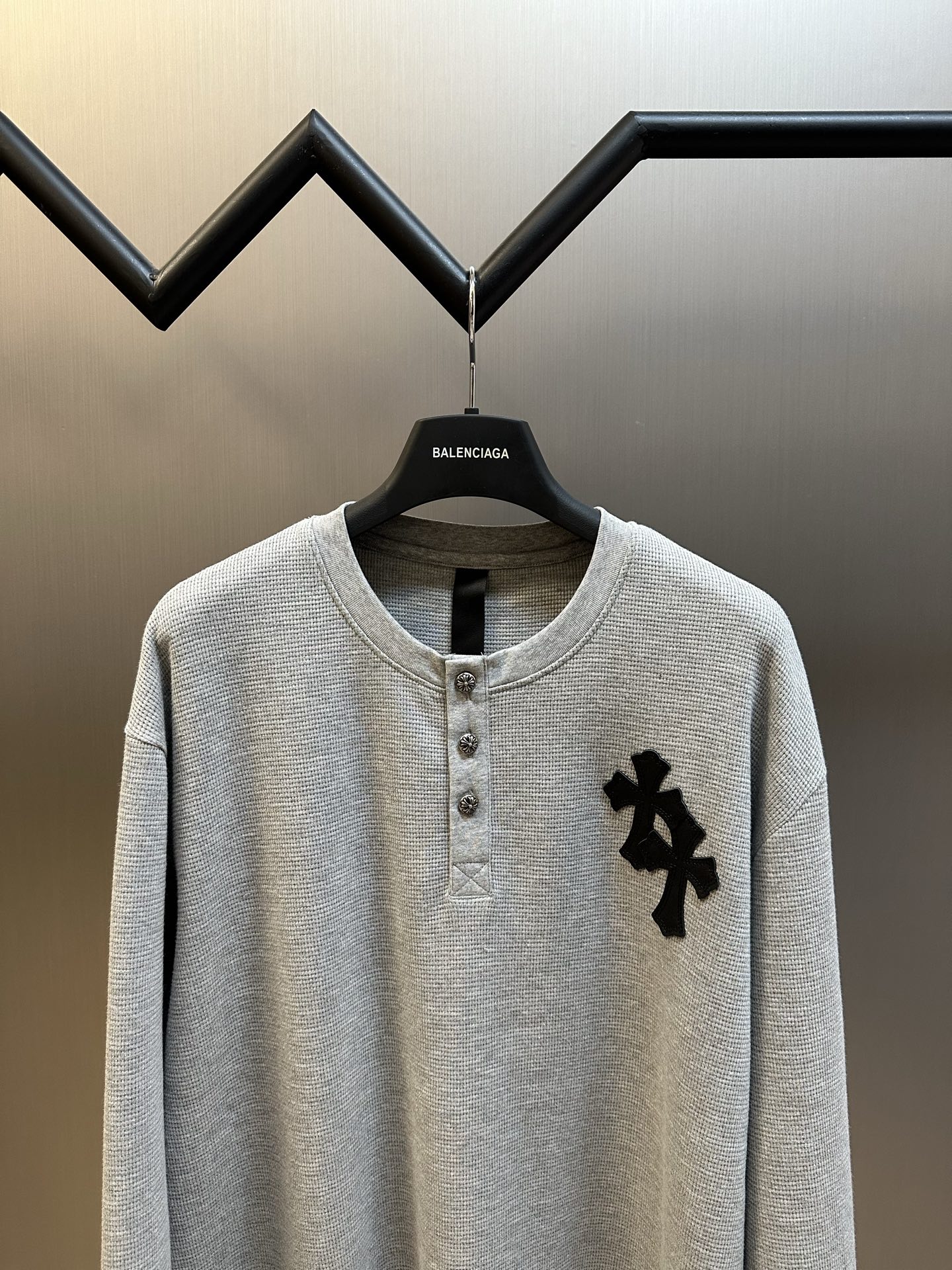 Chrome Hearts Chrome Hearts Cross Silver Button Long Sleeve Customized pure cotton waffle fabric, decorated with a Croix heart cross leather on the chest, the tough edges of the leather pierce the softness of the gray. The hand-stitched logo buckle is like a miniature work of art, and the logo plate on the back sways slightly with the swing of the body, adding a sense of movement and vitality. - Image 2