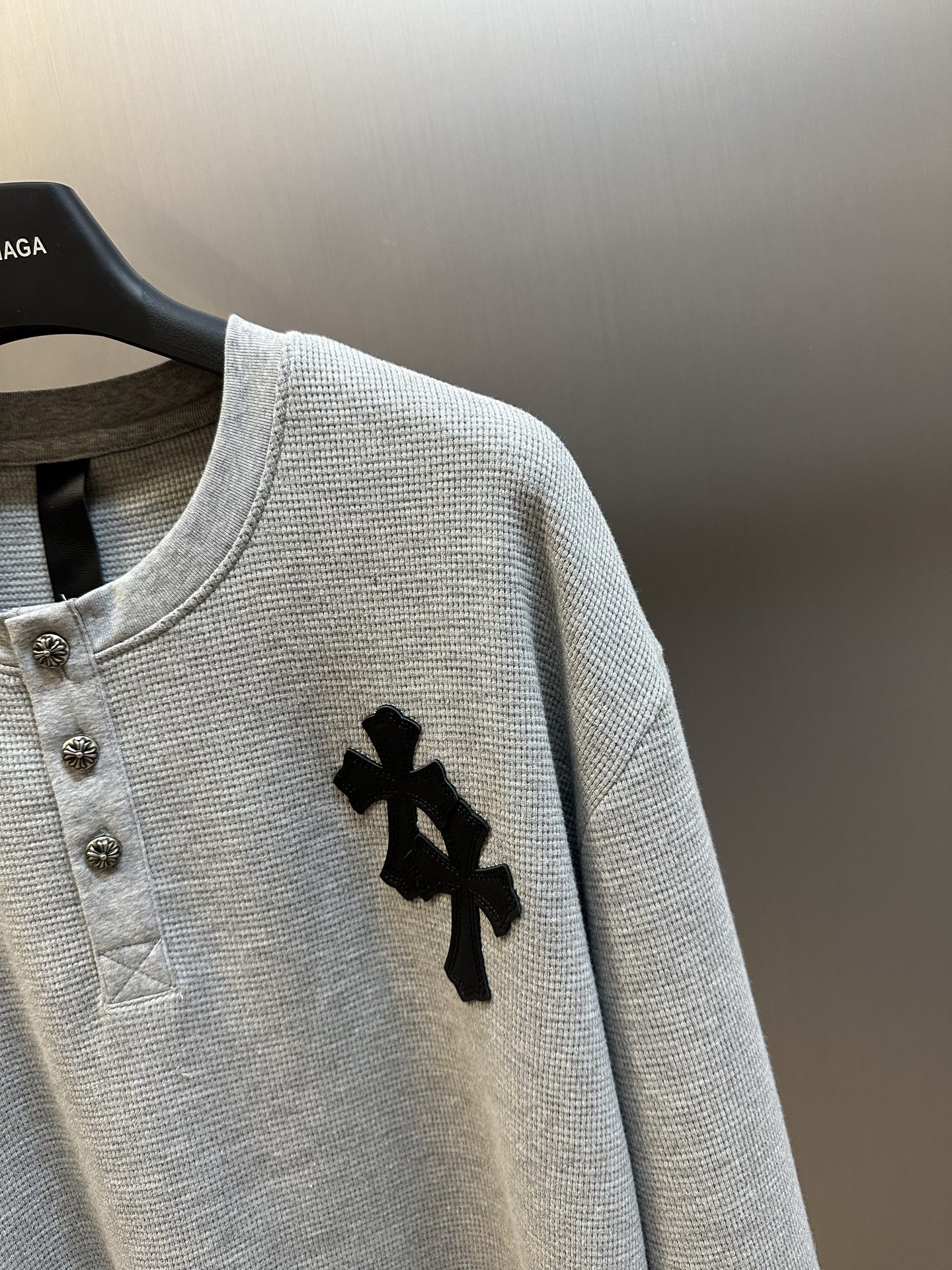 Chrome Hearts Chrome Hearts Cross Silver Button Long Sleeve Customized pure cotton waffle fabric, decorated with a Croix heart cross leather on the chest, the tough edges of the leather pierce the softness of the gray. The hand-stitched logo buckle is like a miniature work of art, and the logo plate on the back sways slightly with the swing of the body, adding a sense of movement and vitality. - Image 3
