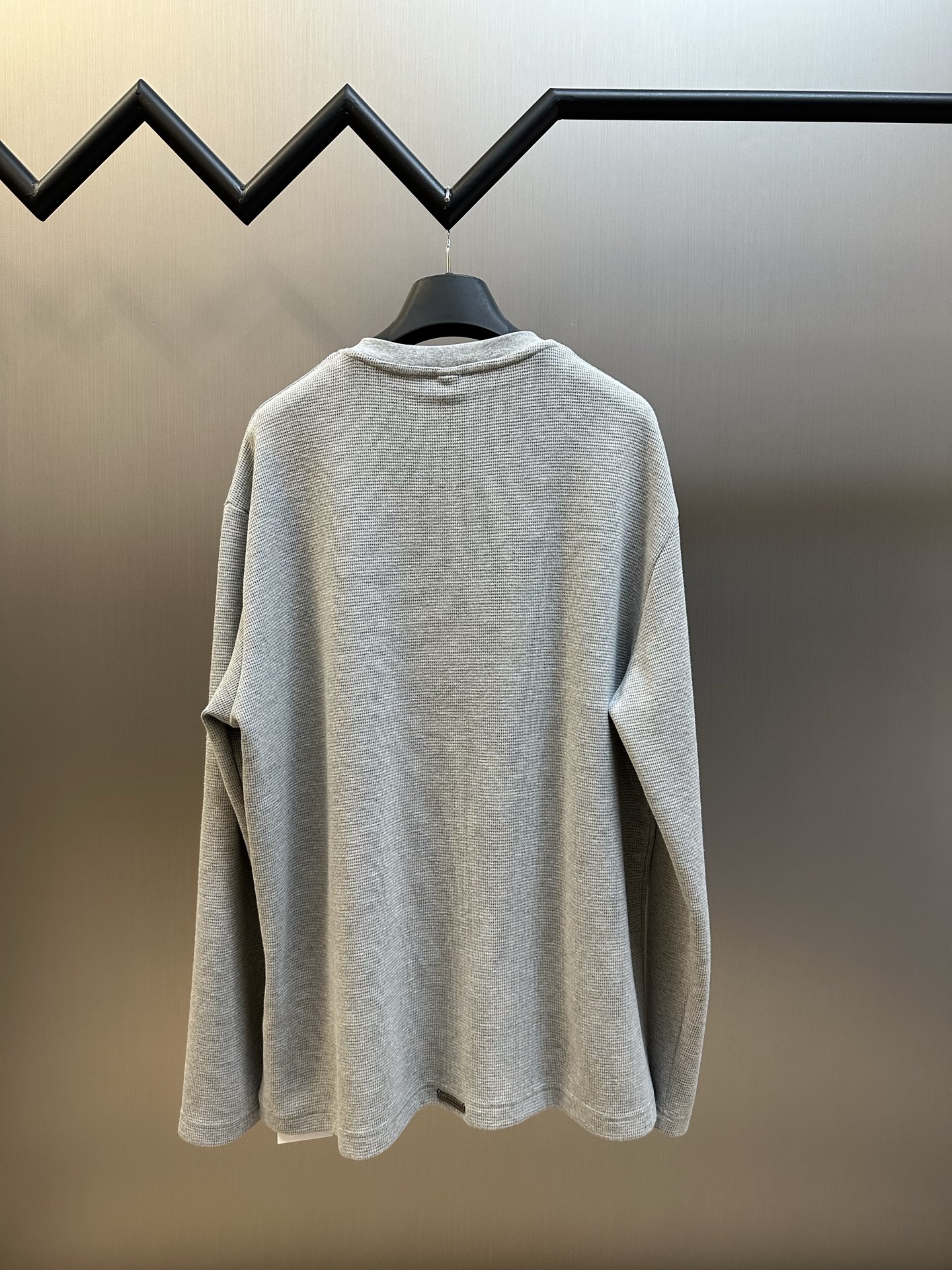 Chrome Hearts Chrome Hearts Cross Silver Button Long Sleeve Customized pure cotton waffle fabric, decorated with a Croix heart cross leather on the chest, the tough edges of the leather pierce the softness of the gray. The hand-stitched logo buckle is like a miniature work of art, and the logo plate on the back sways slightly with the swing of the body, adding a sense of movement and vitality. - Image 4