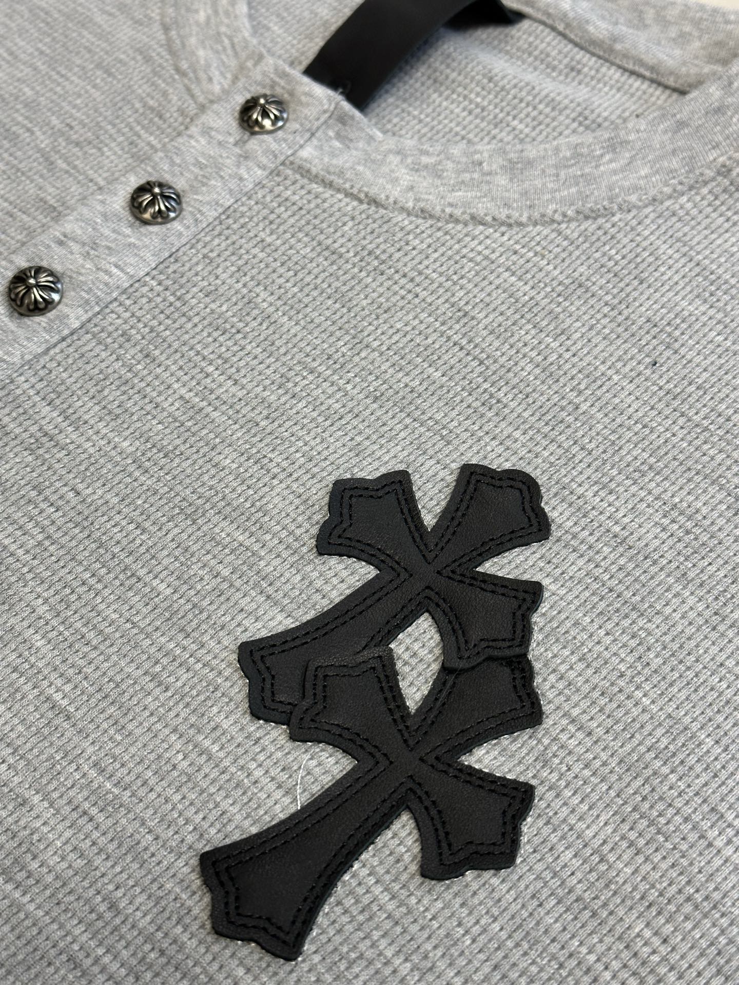 Chrome Hearts Chrome Hearts Cross Silver Button Long Sleeve Customized pure cotton waffle fabric, decorated with a Croix heart cross leather on the chest, the tough edges of the leather pierce the softness of the gray. The hand-stitched logo buckle is like a miniature work of art, and the logo plate on the back sways slightly with the swing of the body, adding a sense of movement and vitality. - Image 6