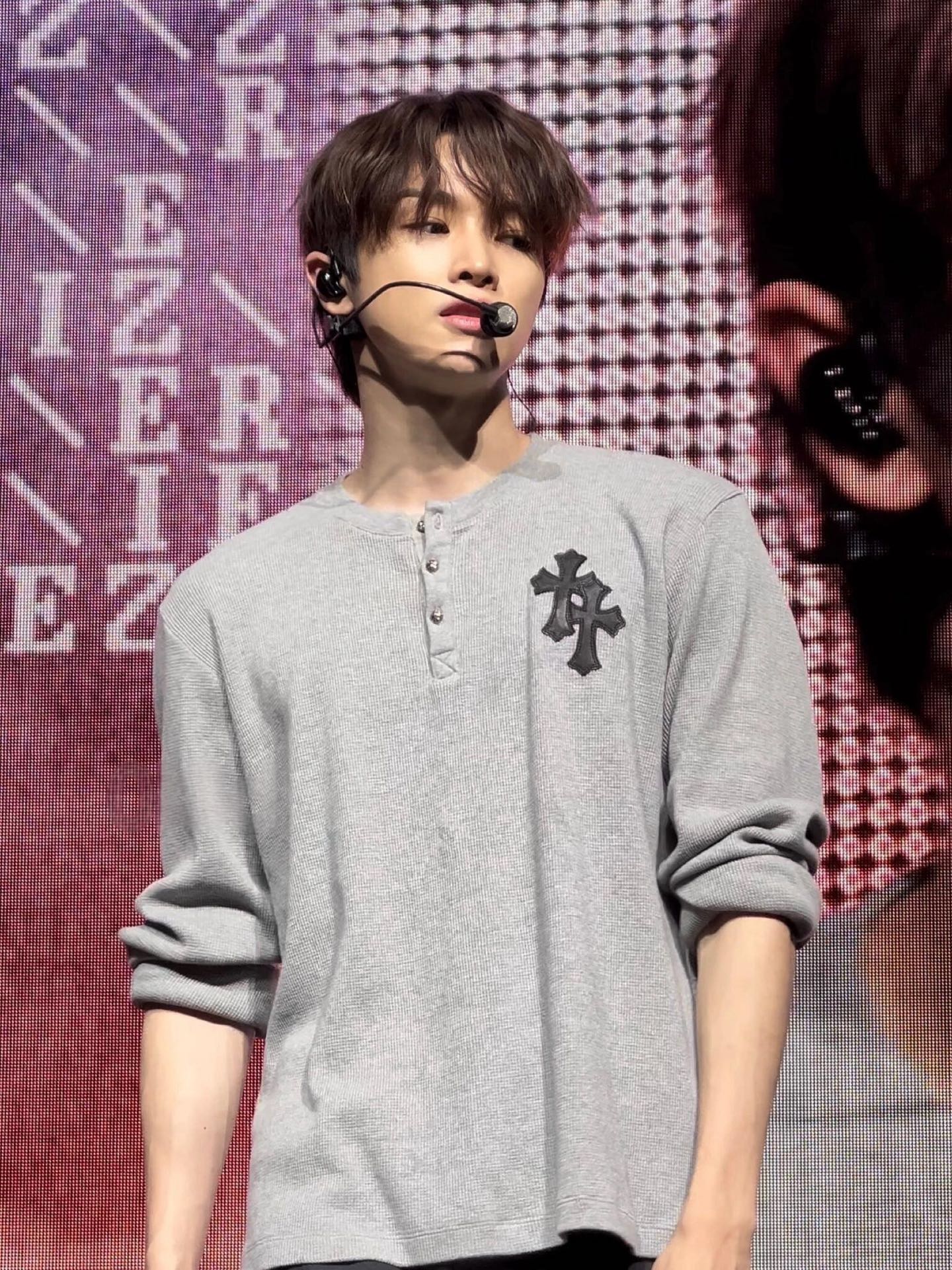 Chrome Hearts Chrome Hearts Cross Silver Button Long Sleeve Customized pure cotton waffle fabric, decorated with a Croix heart cross leather on the chest, the tough edges of the leather pierce the softness of the gray. The hand-stitched logo buckle is like a miniature work of art, and the logo plate on the back sways slightly with the swing of the body, adding a sense of movement and vitality. - Image 12