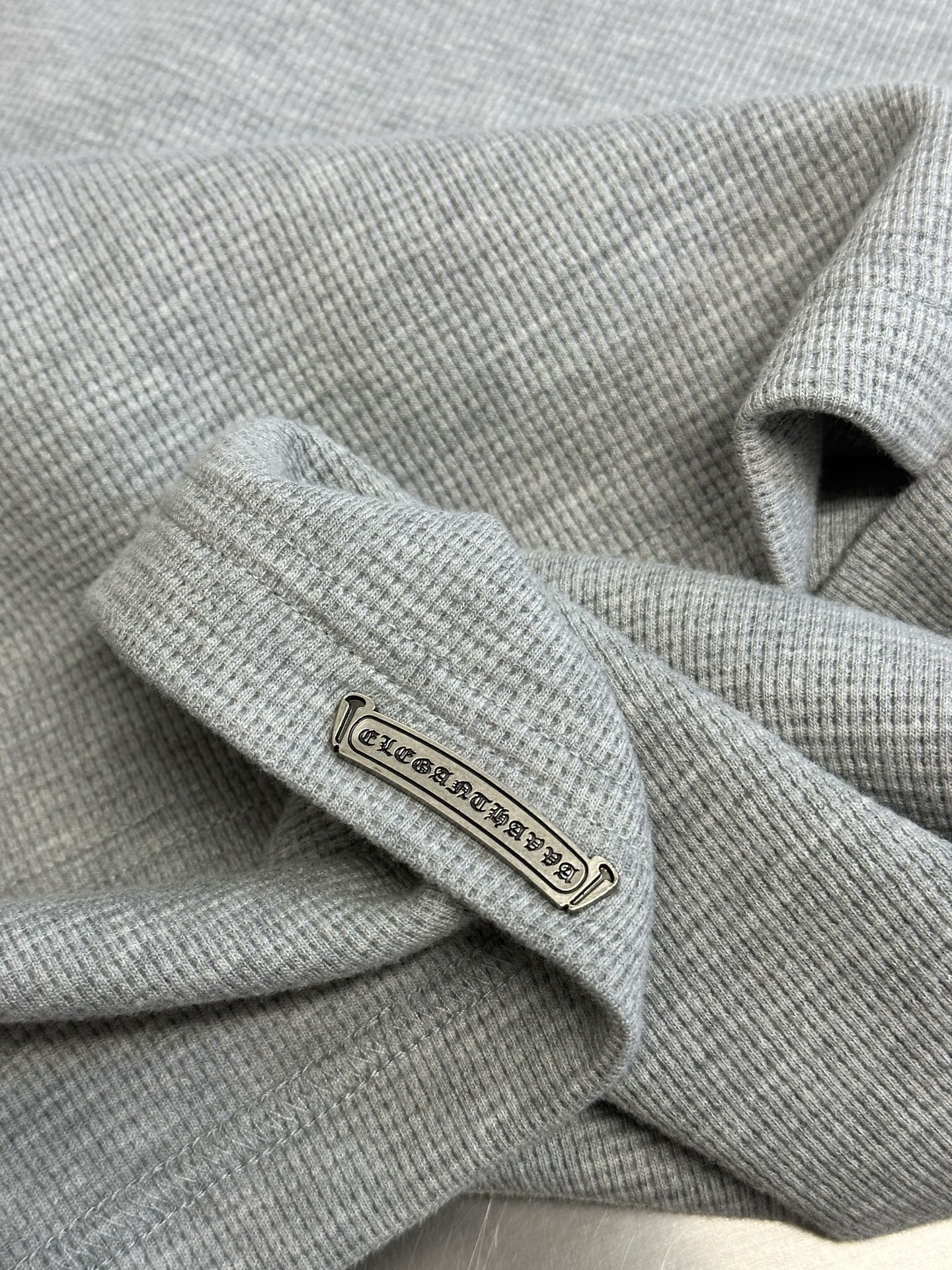 Chrome Hearts Chrome Hearts Cross Silver Button Long Sleeve Customized pure cotton waffle fabric, decorated with a Croix heart cross leather on the chest, the tough edges of the leather pierce the softness of the gray. The hand-stitched logo buckle is like a miniature work of art, and the logo plate on the back sways slightly with the swing of the body, adding a sense of movement and vitality. - Image 9