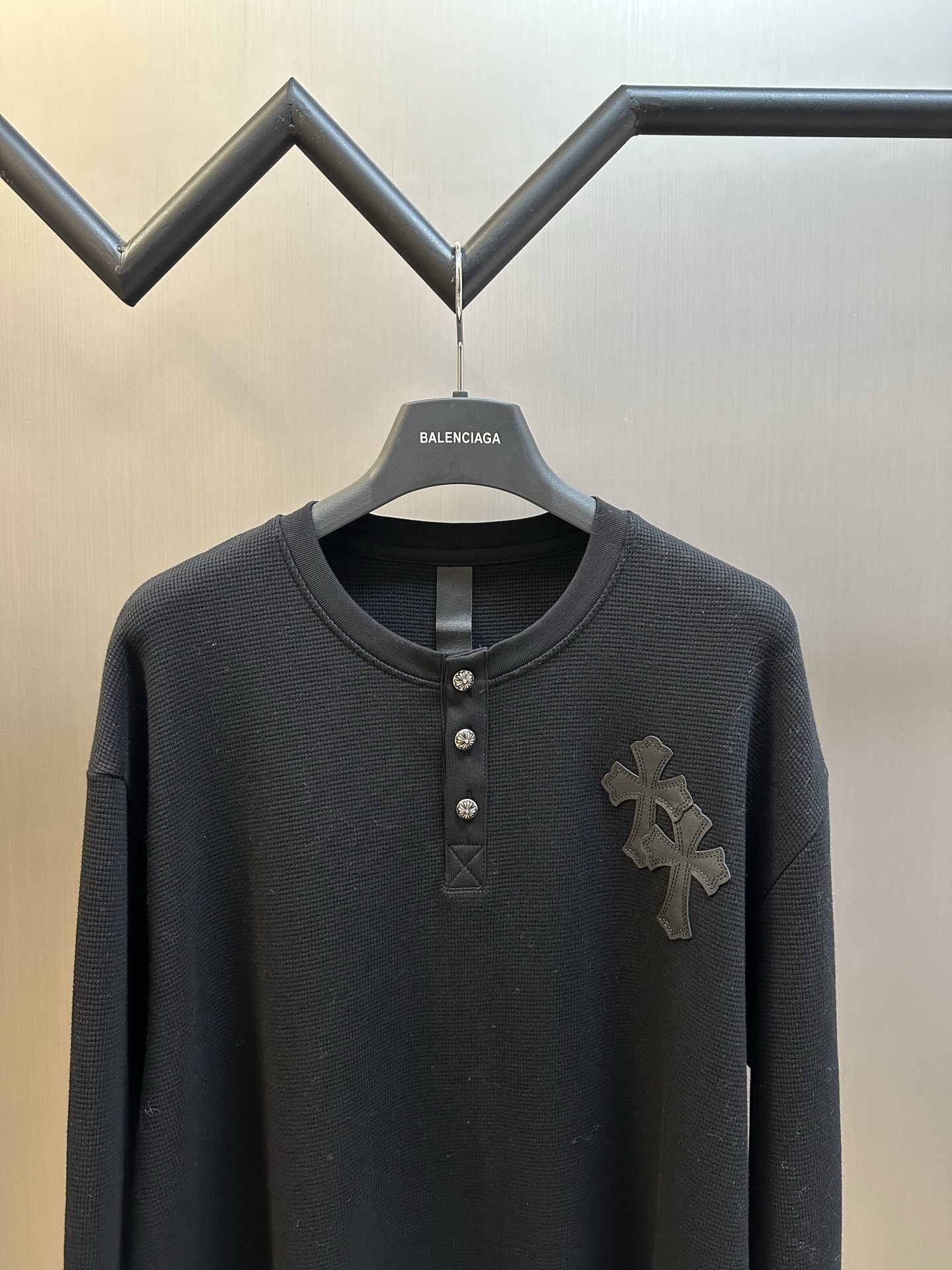 Chrome Hearts Chrome Hearts Cross Silver Button Long Sleeve Customized pure cotton waffle fabric, decorated with a Croix heart cross leather on the chest, the tough edges of the leather pierce the softness of the gray. The hand-stitched logo buckle is like a miniature work of art, and the logo plate on the back sways slightly with the swing of the body, adding a sense of movement and vitality. - Image 2