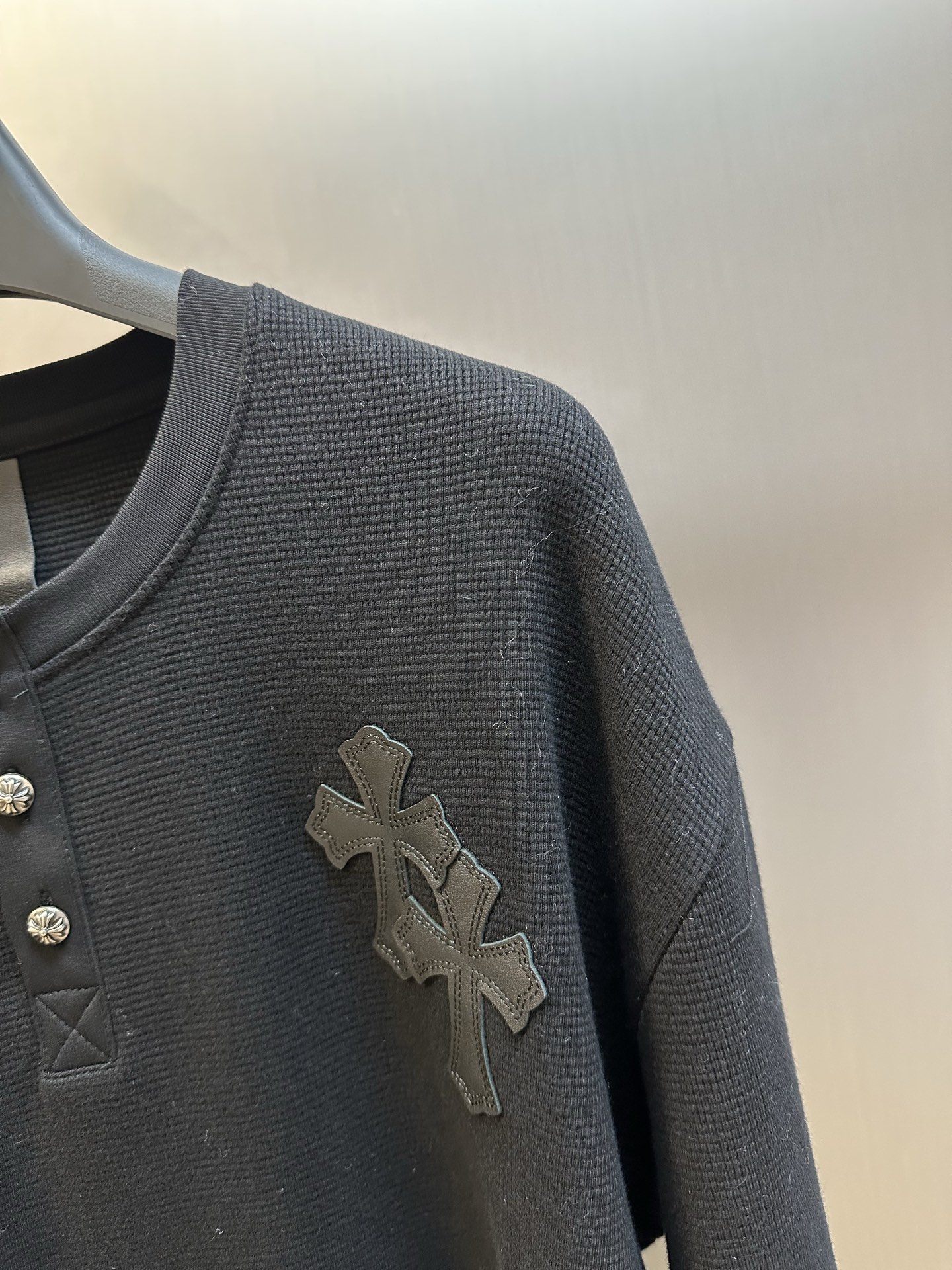 Chrome Hearts Chrome Hearts Cross Silver Button Long Sleeve Customized pure cotton waffle fabric, decorated with a Croix heart cross leather on the chest, the tough edges of the leather pierce the softness of the gray. The hand-stitched logo buckle is like a miniature work of art, and the logo plate on the back sways slightly with the swing of the body, adding a sense of movement and vitality. - Image 3