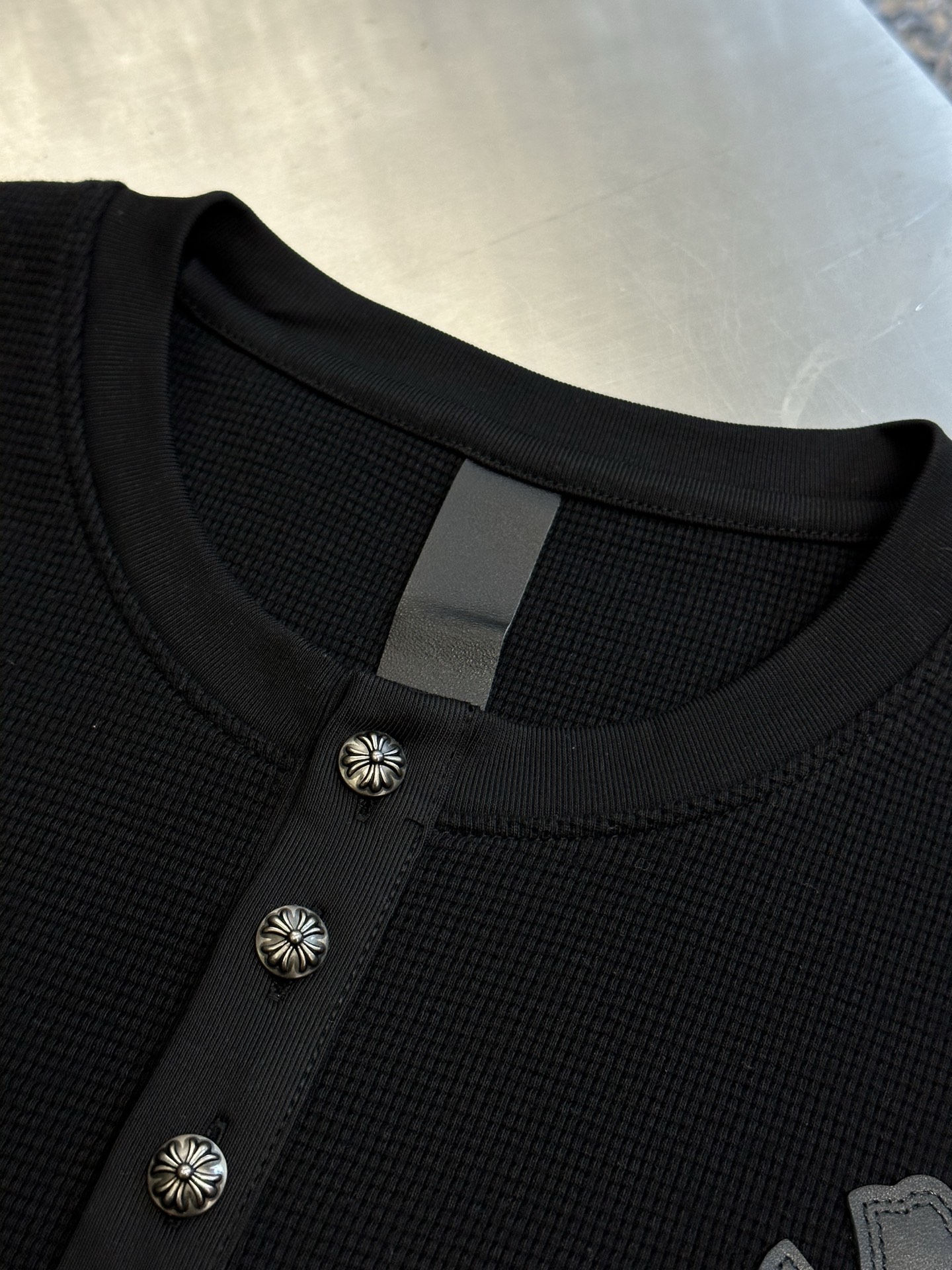 Chrome Hearts Chrome Hearts Cross Silver Button Long Sleeve Customized pure cotton waffle fabric, decorated with a Croix heart cross leather on the chest, the tough edges of the leather pierce the softness of the gray. The hand-stitched logo buckle is like a miniature work of art, and the logo plate on the back sways slightly with the swing of the body, adding a sense of movement and vitality. - Image 5